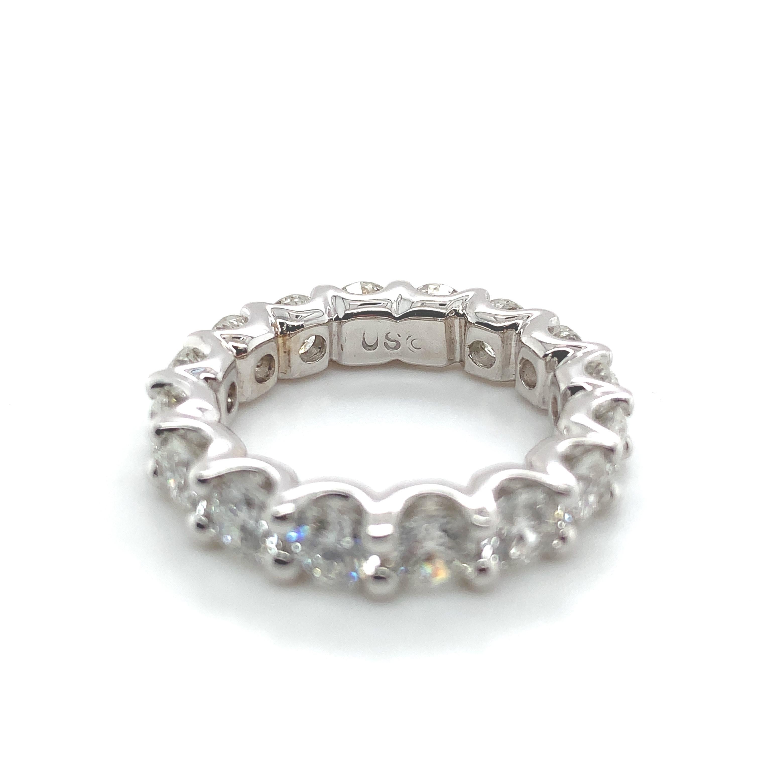 Anello a fascia per l'eternità in oro bianco 18K con diamanti da 4,38 carati, misura 6,5 In condizioni Nuovo in vendita a Big Bend, WI