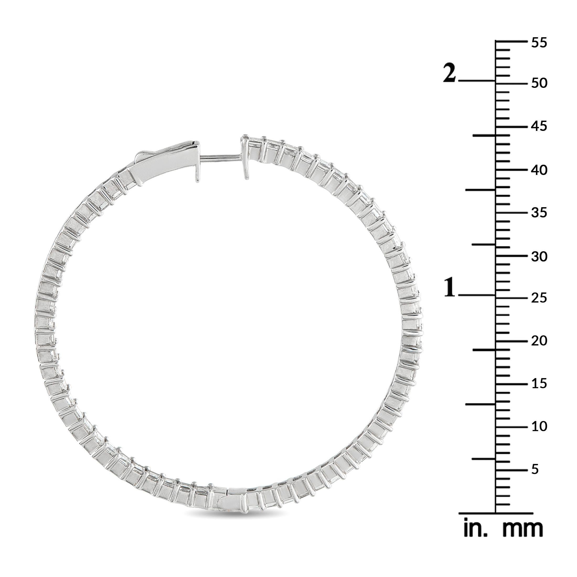 Orecchini a cerchio in oro bianco 18K con diamante 4,40ct Inside-Out In condizioni Nuovo in vendita a Southampton, PA