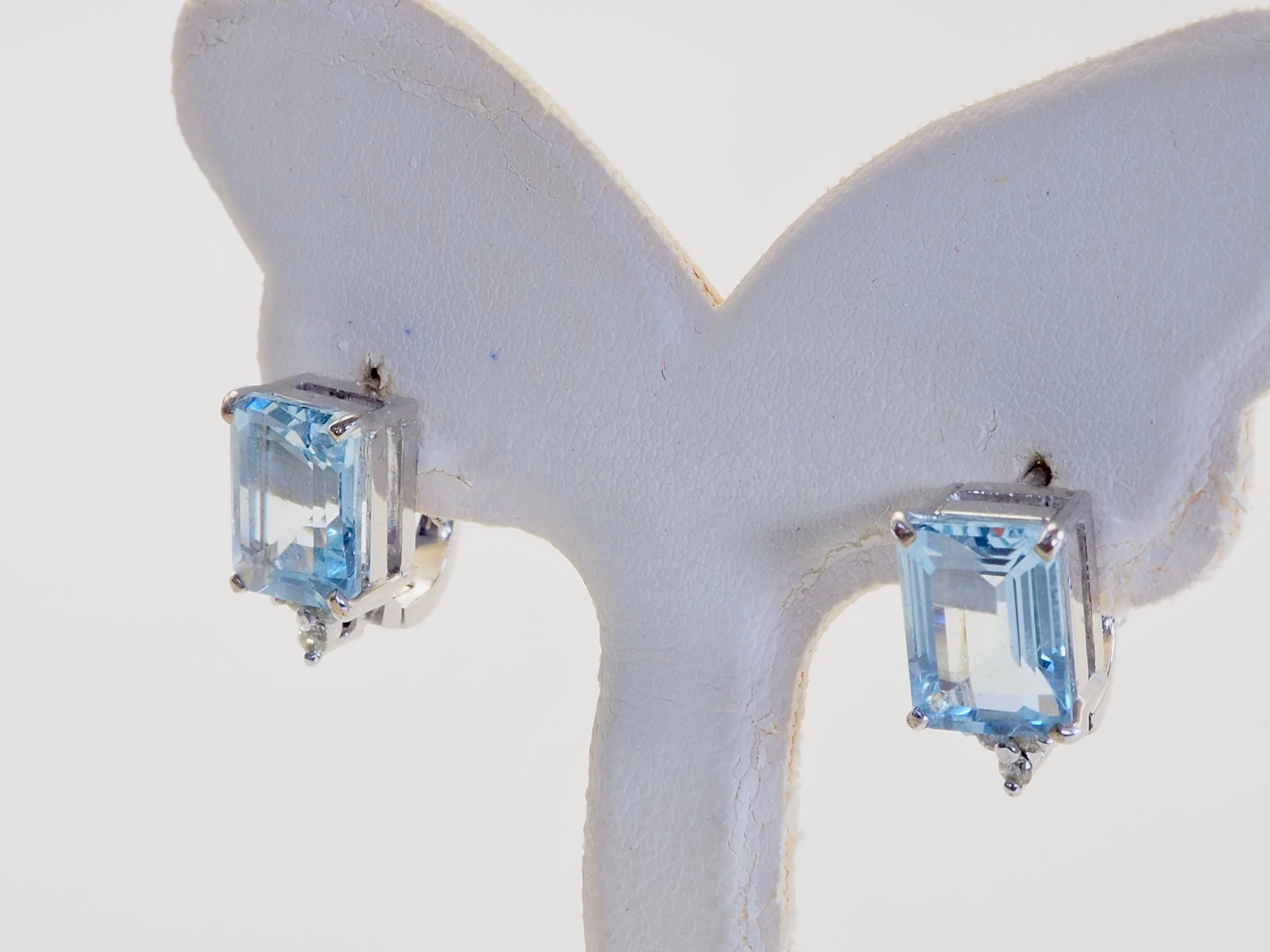 Expression sereine d'un luxe raffiné, ces boucles d'oreilles à fermoir présentent une paire d'aigues-marines exceptionnelles d'un poids total de 4,40 carats, chacune taillée avec précision dans une silhouette d'émeraude classique. Leur éclat bleu