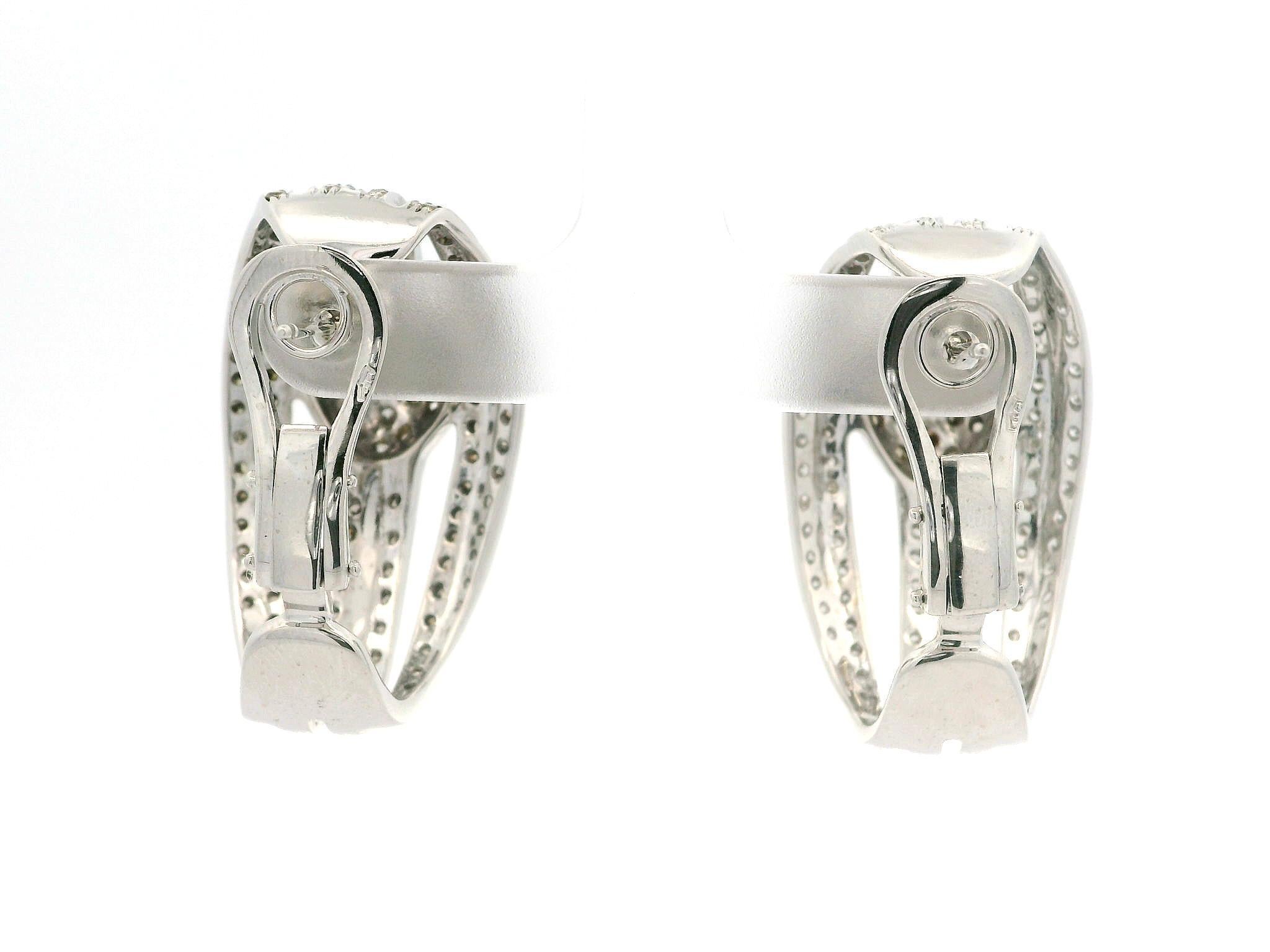 --Stone(s):--
114 Natural Genuine Diamonds - Round Brilliant Cut - Pave Set - Fancy Champagne Color - VS2-I1 Clarity
172 Natural Genuine Diamonds - Round Brilliant Cut - Pave Set - White Color - VS2-I1 Clarity
Total Carat Weight: 4.40