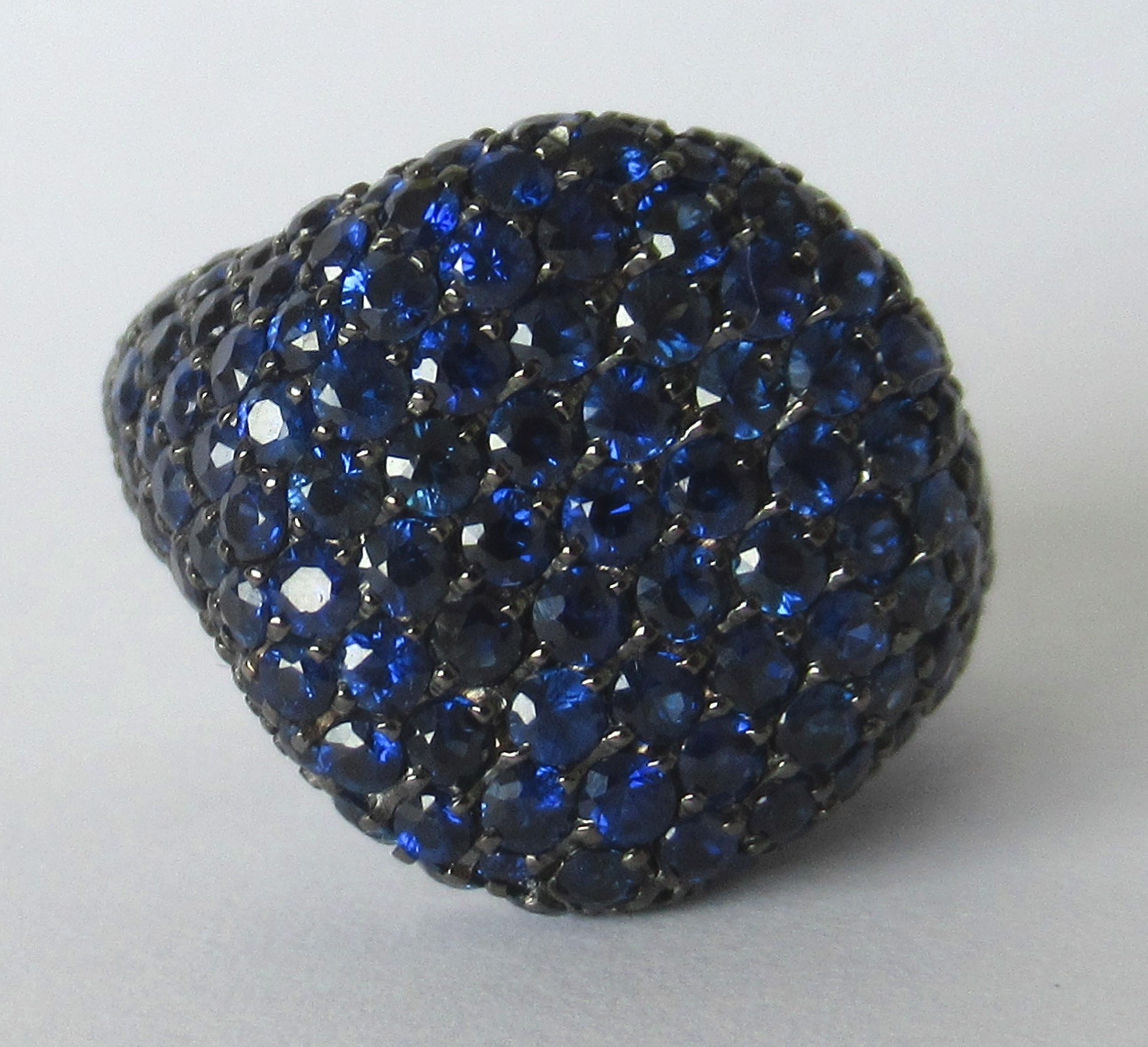 Cette bague de petit doigt a été conçue et fabriquée avec le savoir-faire italien. Fabriqué à la main en or blanc, il présente un pavage de saphirs bleus.
Or blanc 18K 8.60 grammes
Saphirs bleus taille brillant 4,44 carats
Toutes nos créations sont