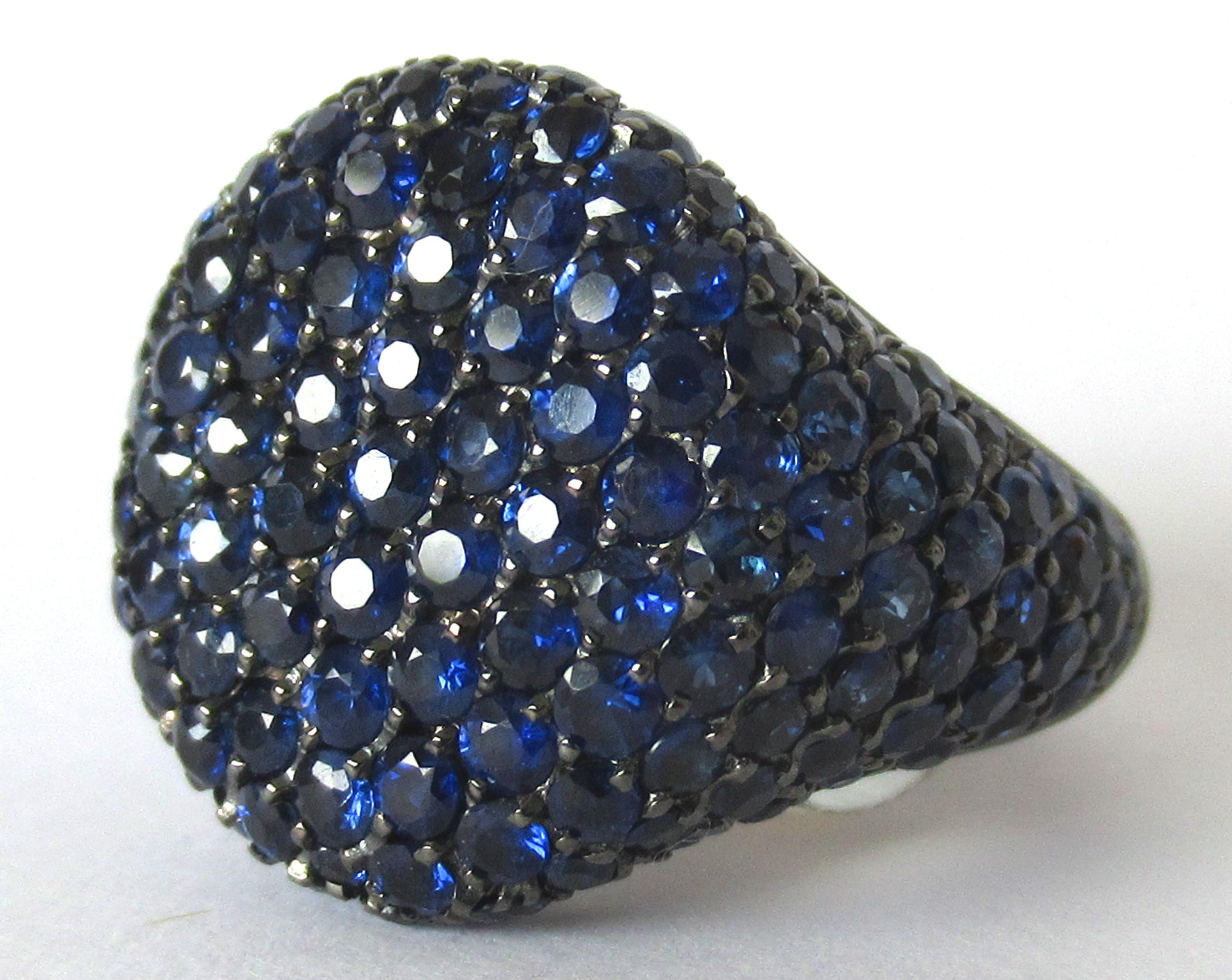 Bague « Pave » en or blanc 18 carats avec saphirs bleus de 4,44 carats Neuf - En vente à Genoa, IT