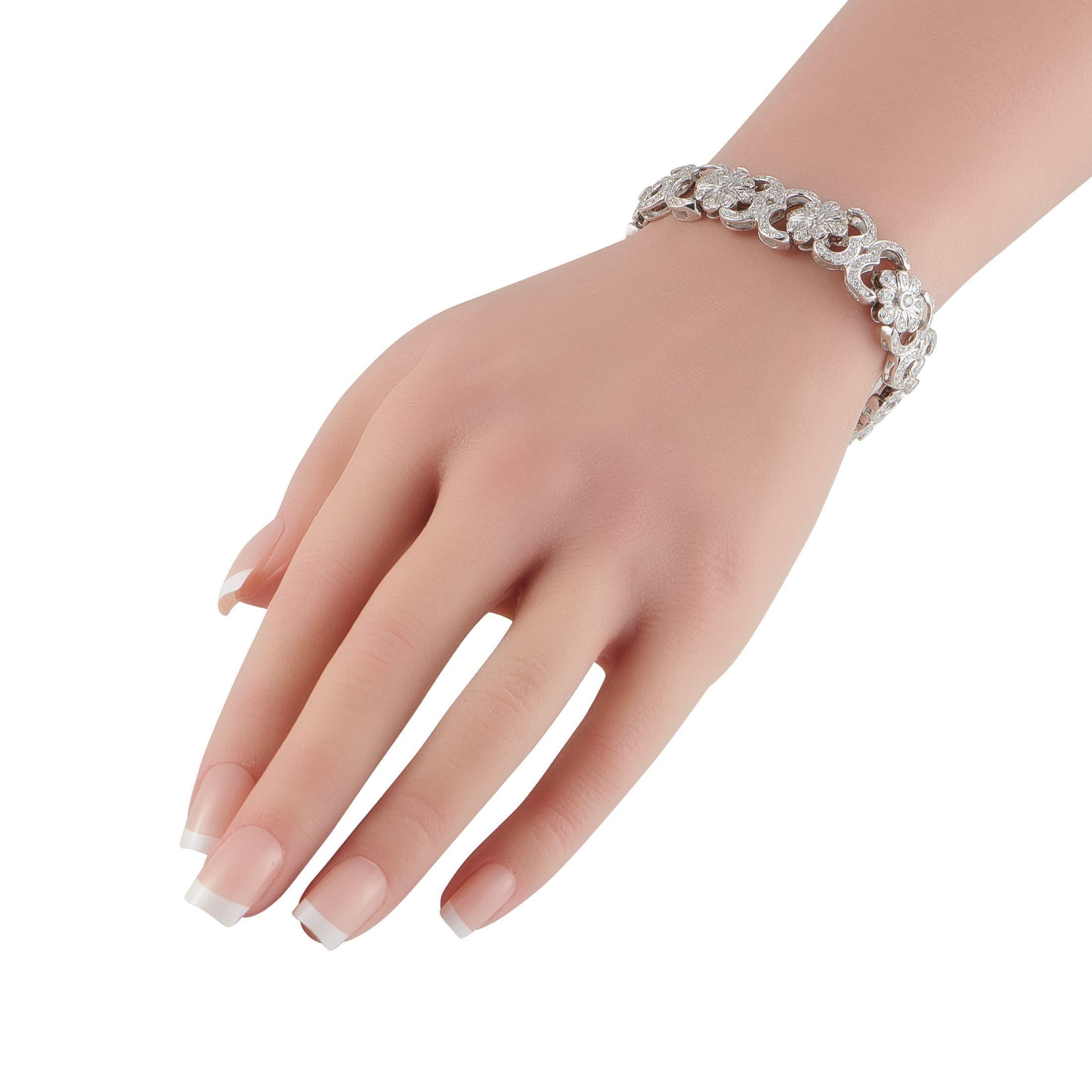 La beauté inspirée de la nature de ce collier de diamants présente un aspect délicat mais éblouissant qu'il est difficile d'ignorer. Réalisée en or blanc 18 carats, elle renferme environ 351 diamants totalisant 4,50 carats. Le design présente des