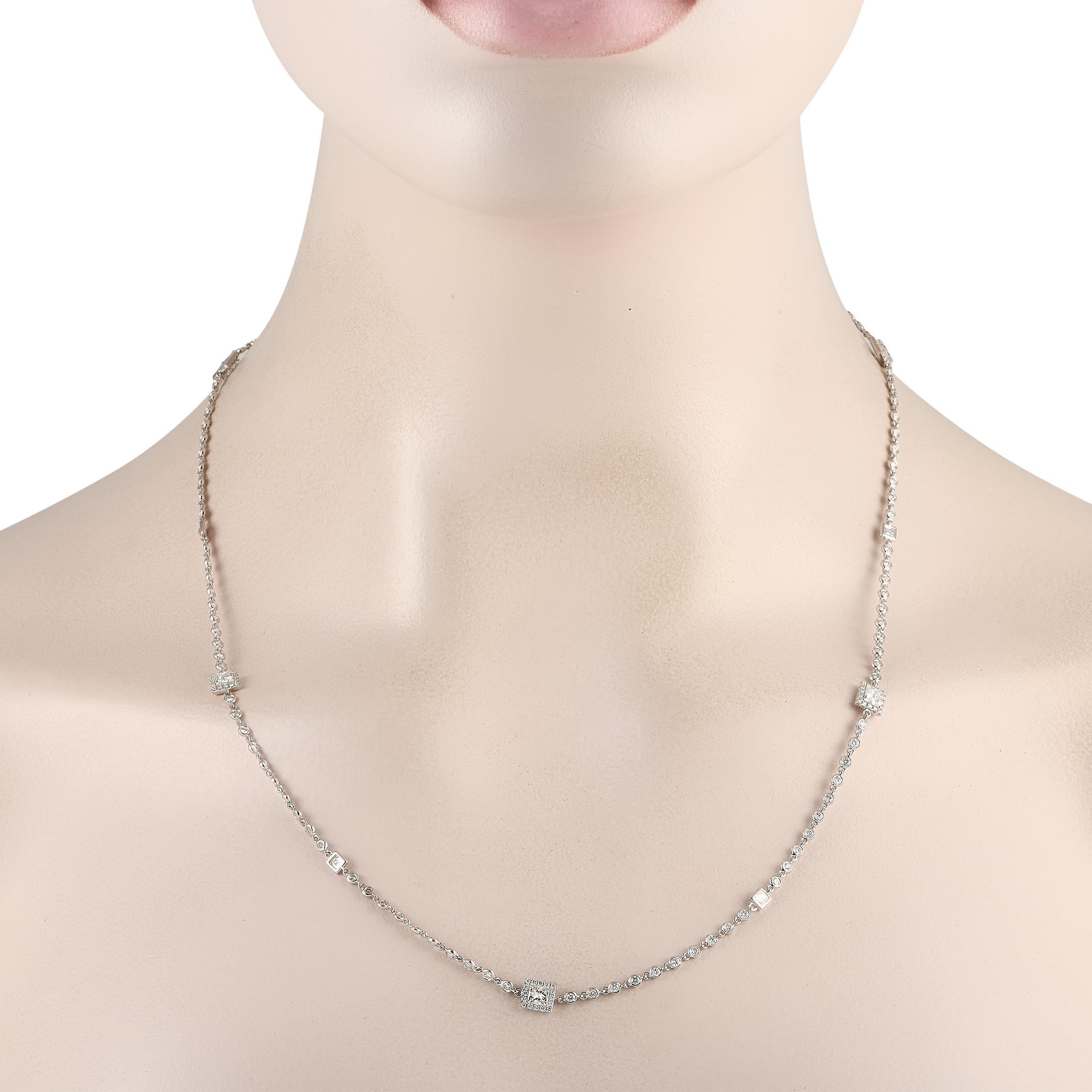 Questa collana sobria è il modo perfetto per aggiungere un tocco di lusso a qualsiasi ensemble o occasione. Un'incredibile serie di diamanti per un totale di 4,50 carati rende questo pezzo minimalista ma ricco di scintille. Decisamente elegante,
