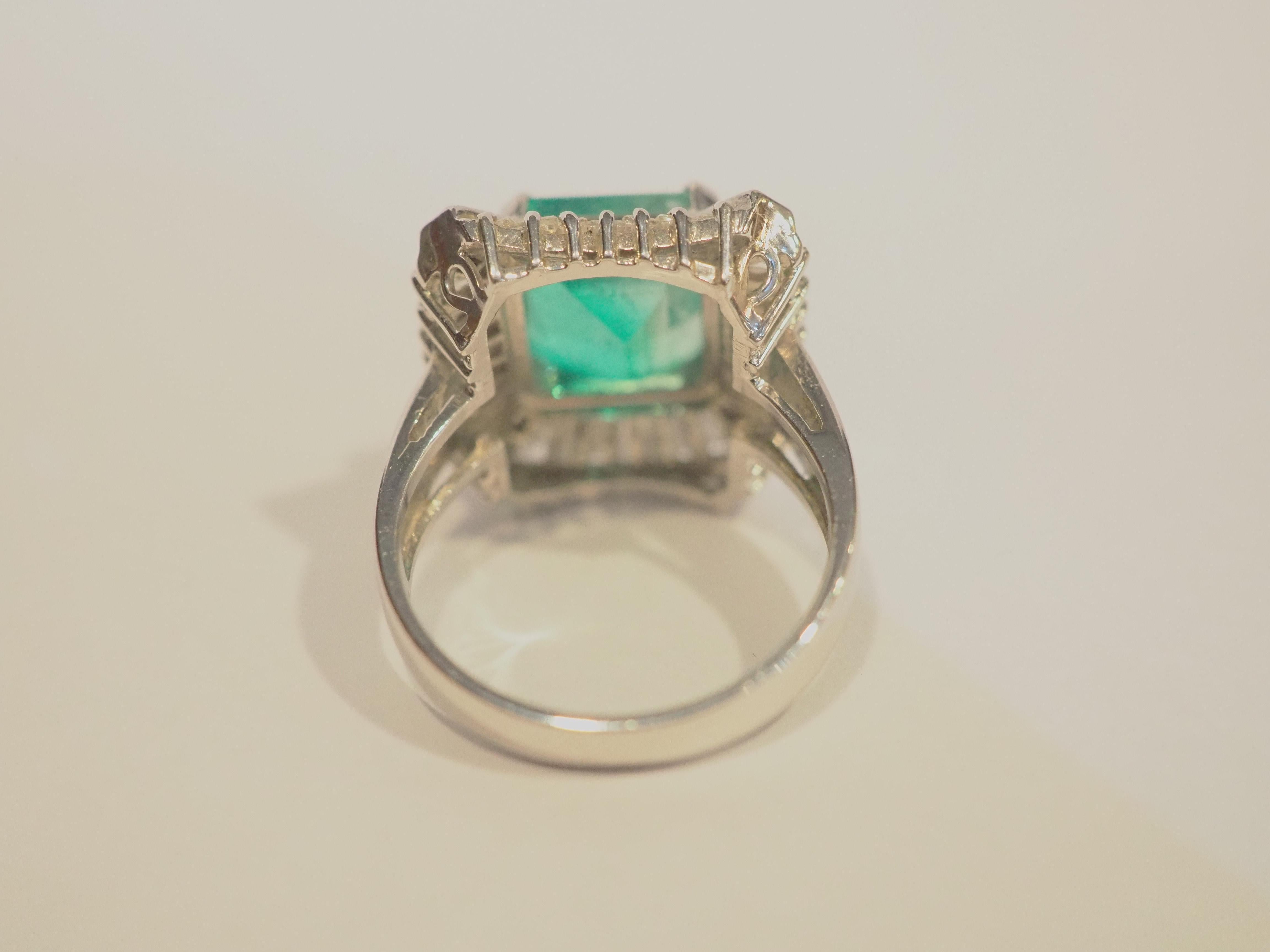 18K White Gold 4.68ct Colombian Emerald & 1.65ct Diamond Cocktail Ring In Excellent Condition For Sale In เกาะสมุย, TH