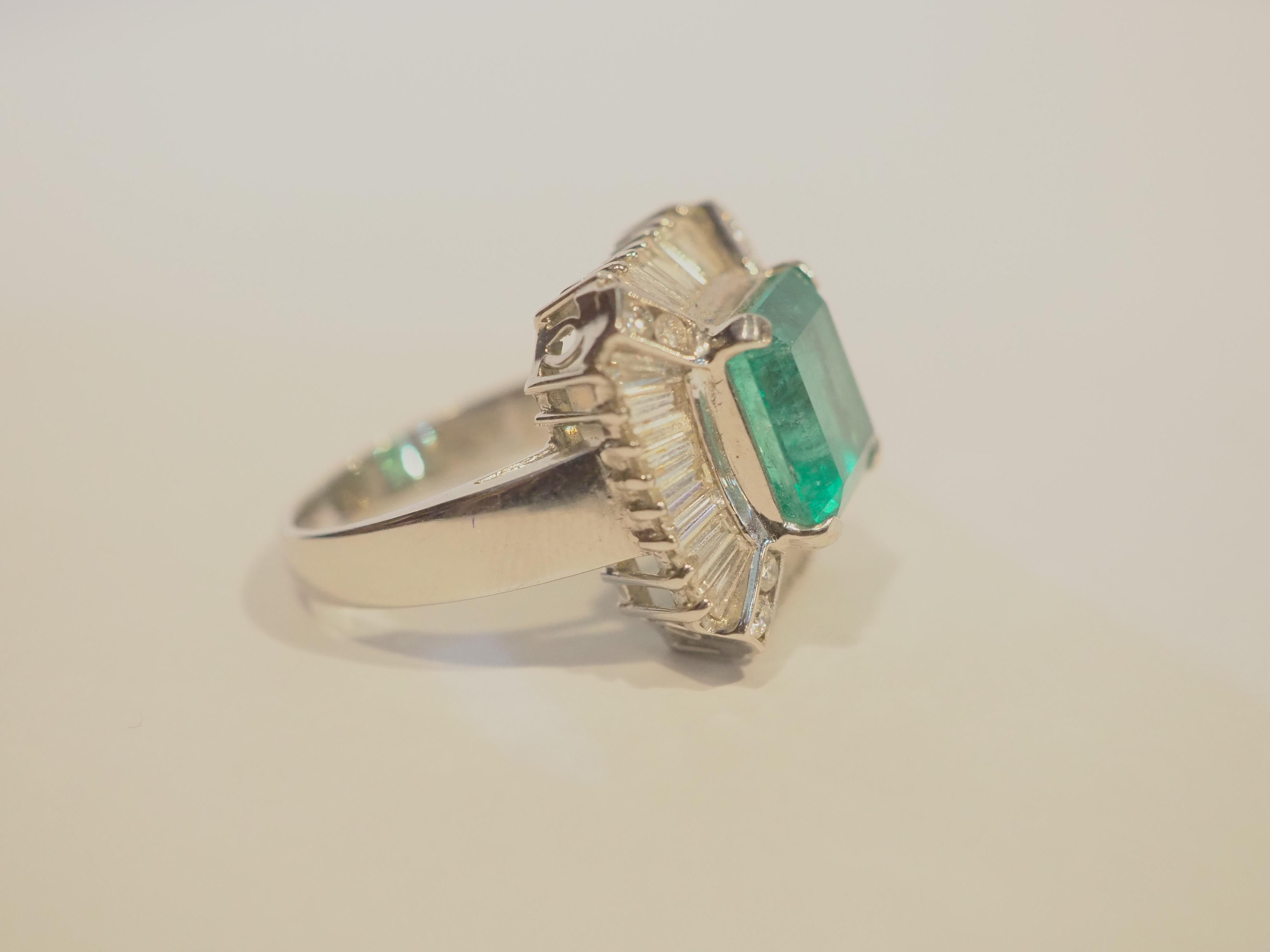 Women's or Men's 18K White Gold 4.68ct Colombian Emerald & 1.65ct Diamond Cocktail Ring For Sale