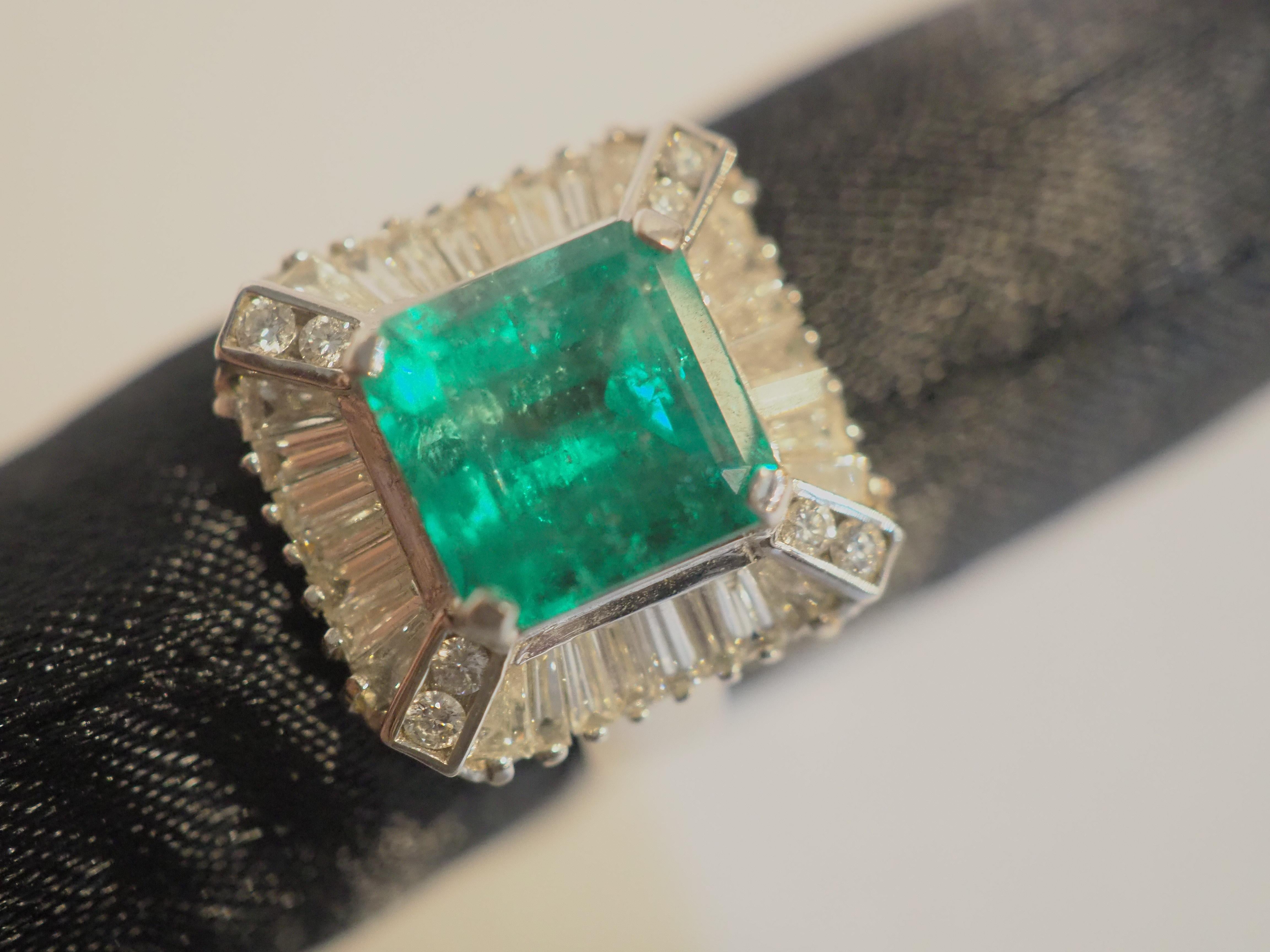 18K White Gold 4.68ct Colombian Emerald & 1.65ct Diamond Cocktail Ring For Sale 2