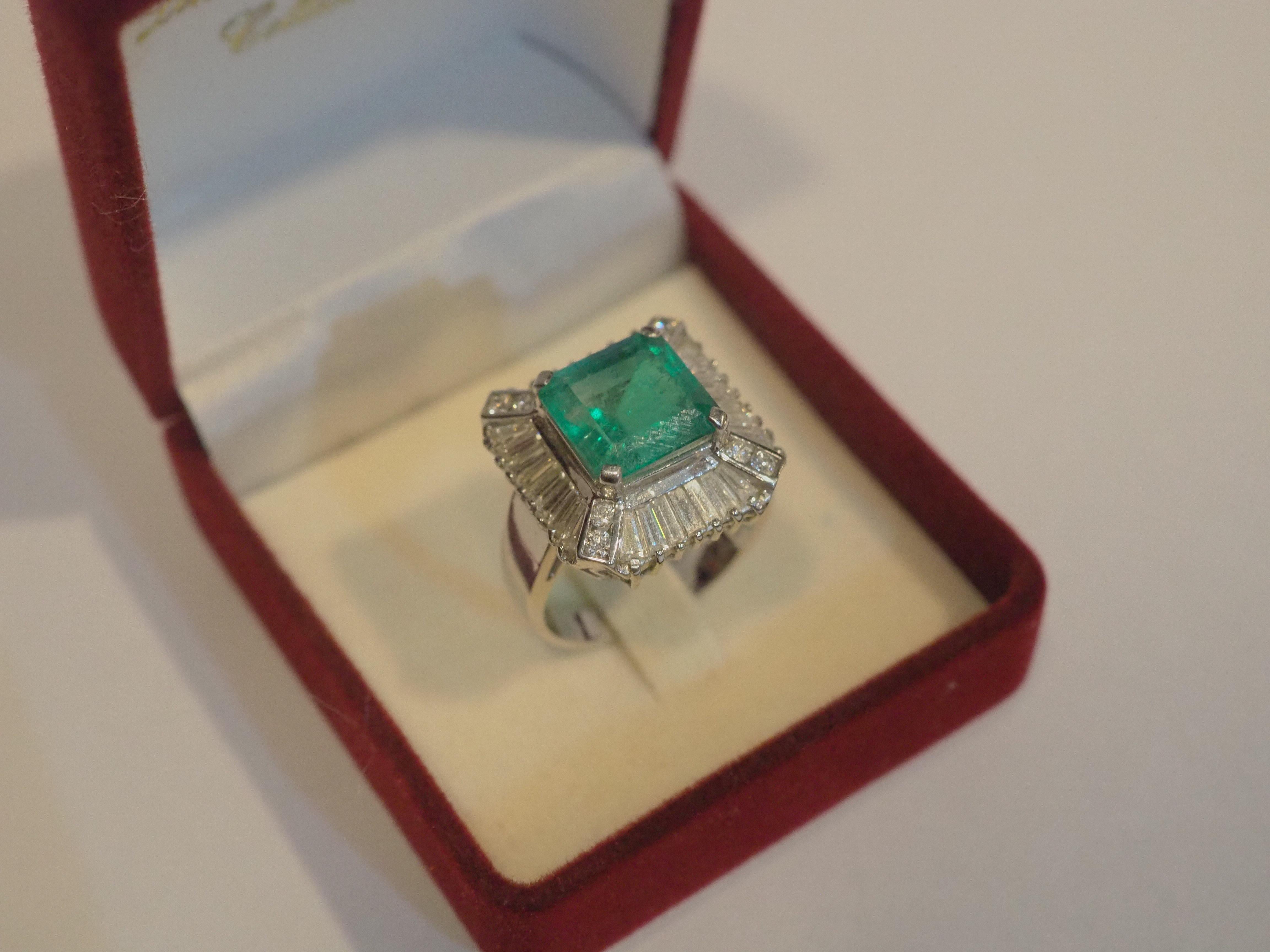 18K White Gold 4.68ct Colombian Emerald & 1.65ct Diamond Cocktail Ring For Sale 3