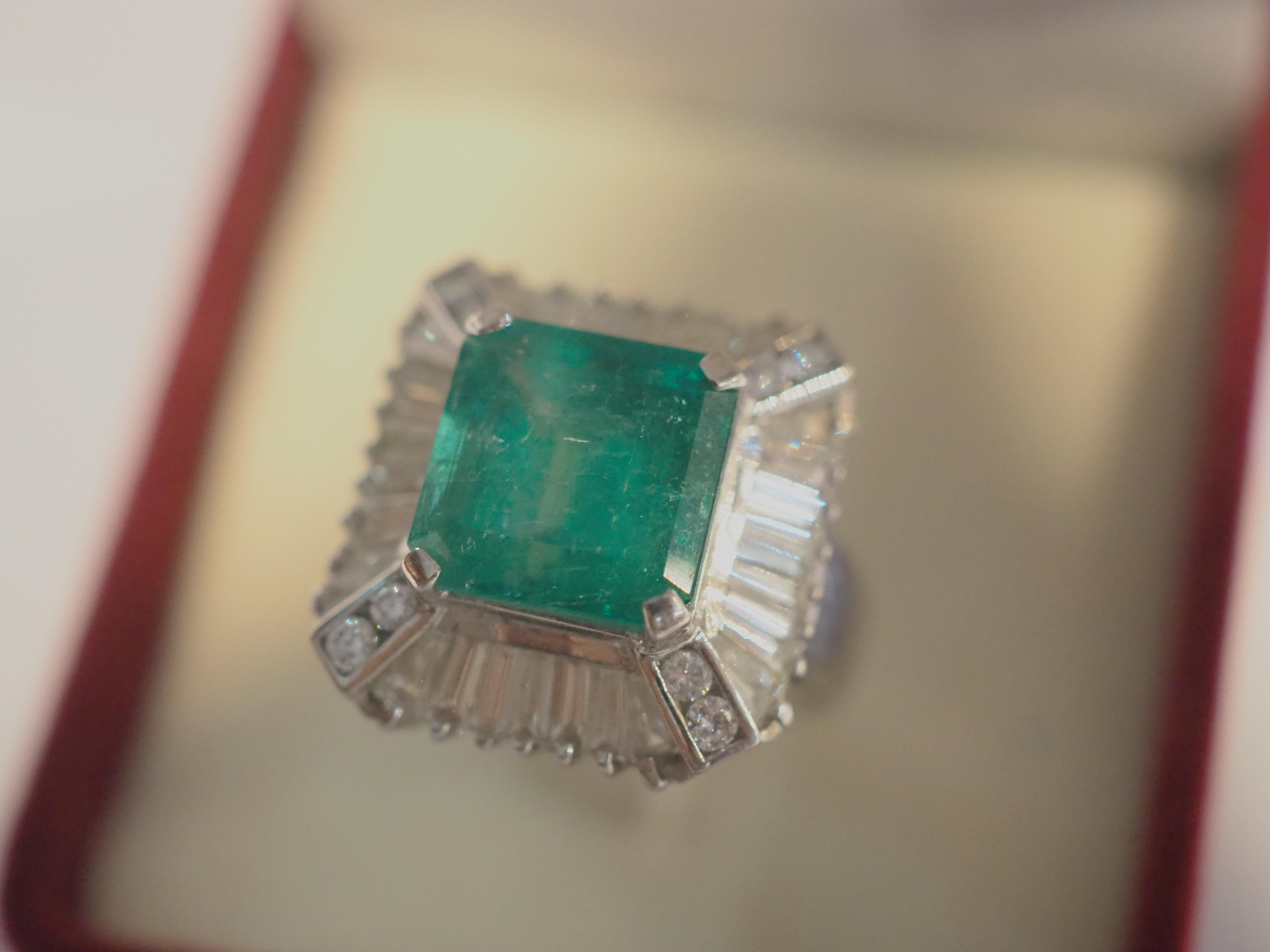 18K White Gold 4.68ct Colombian Emerald & 1.65ct Diamond Cocktail Ring For Sale 4