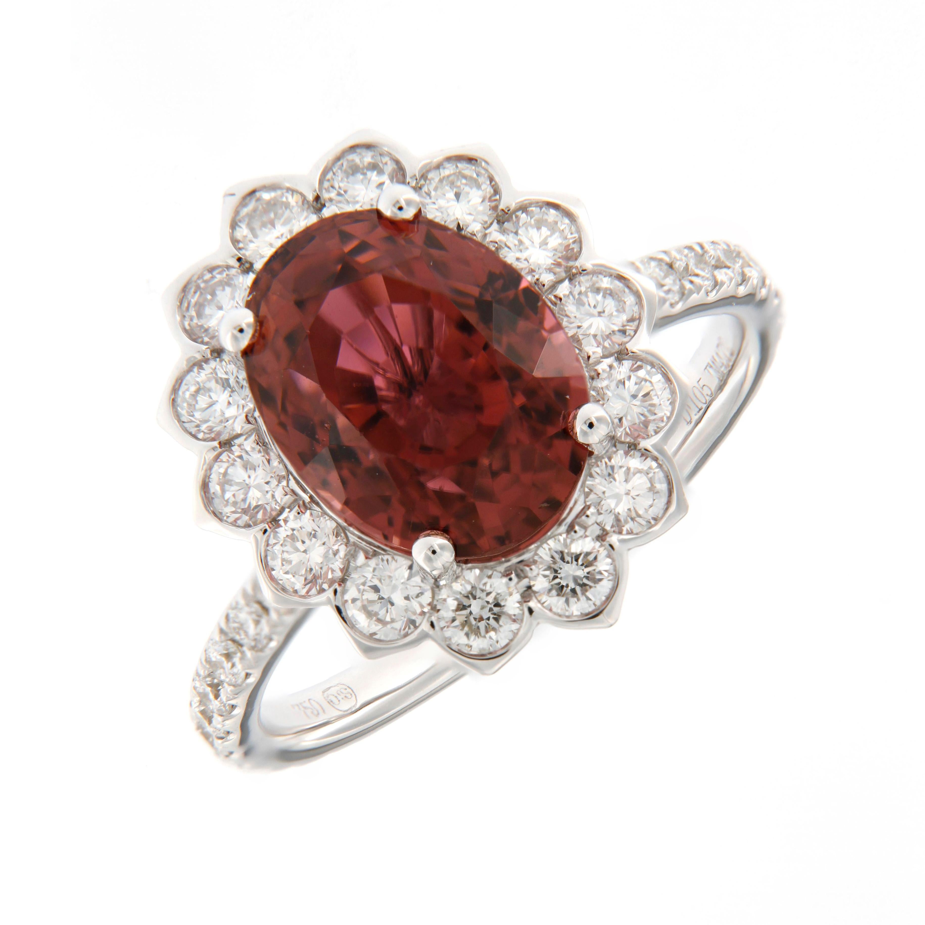 Questo anello con diamante e tormalina in oro bianco 18 carati è un'accattivante fusione di colori e brillantezza. Il suo cuore è costituito da una tormalina dai colori intensi, apprezzata per la sua vibrazione e profondità uniche. 

Intorno al