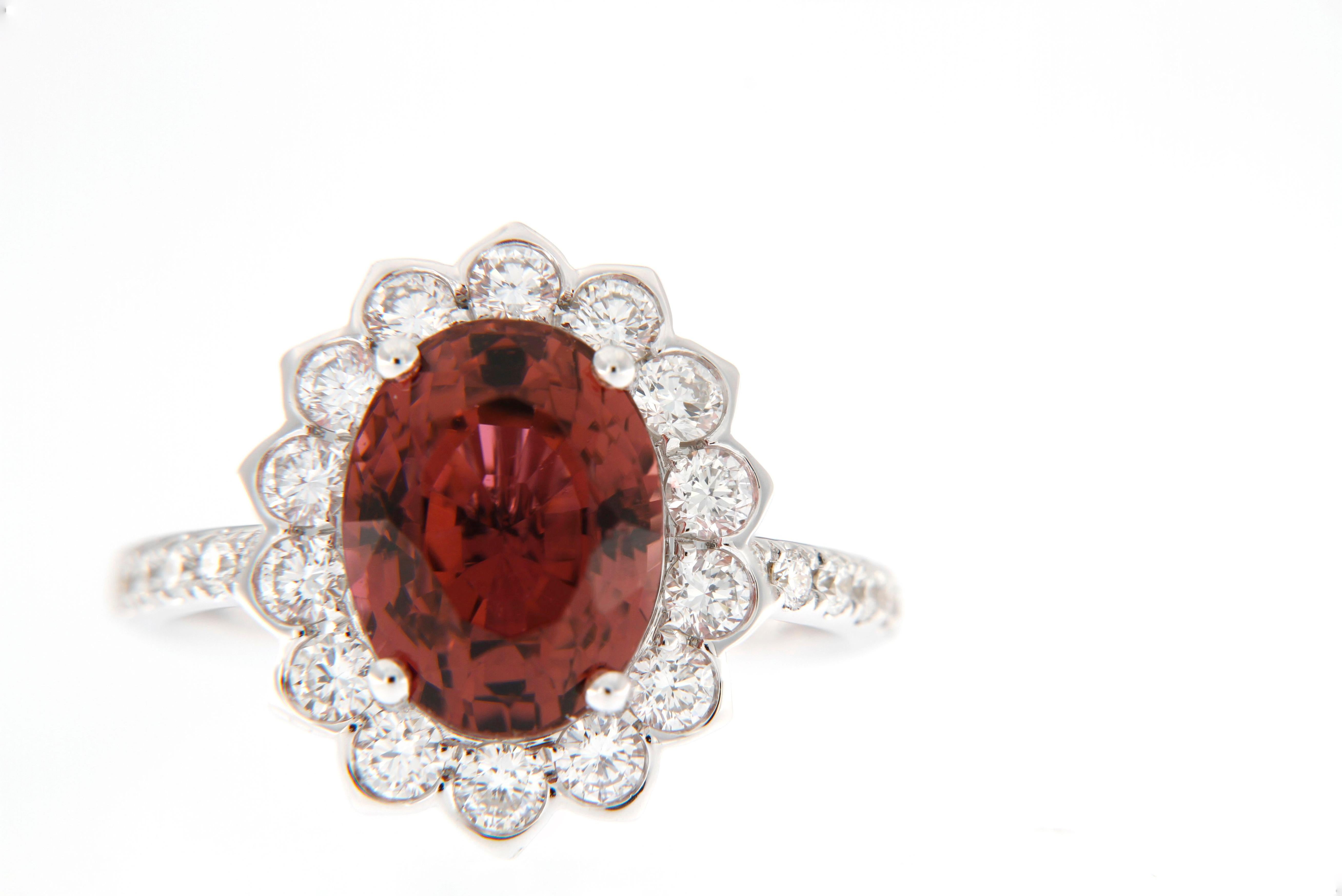 Taglio ovale Anello con tormalina e diamante in oro bianco 18 carati da 4,72 carati in vendita