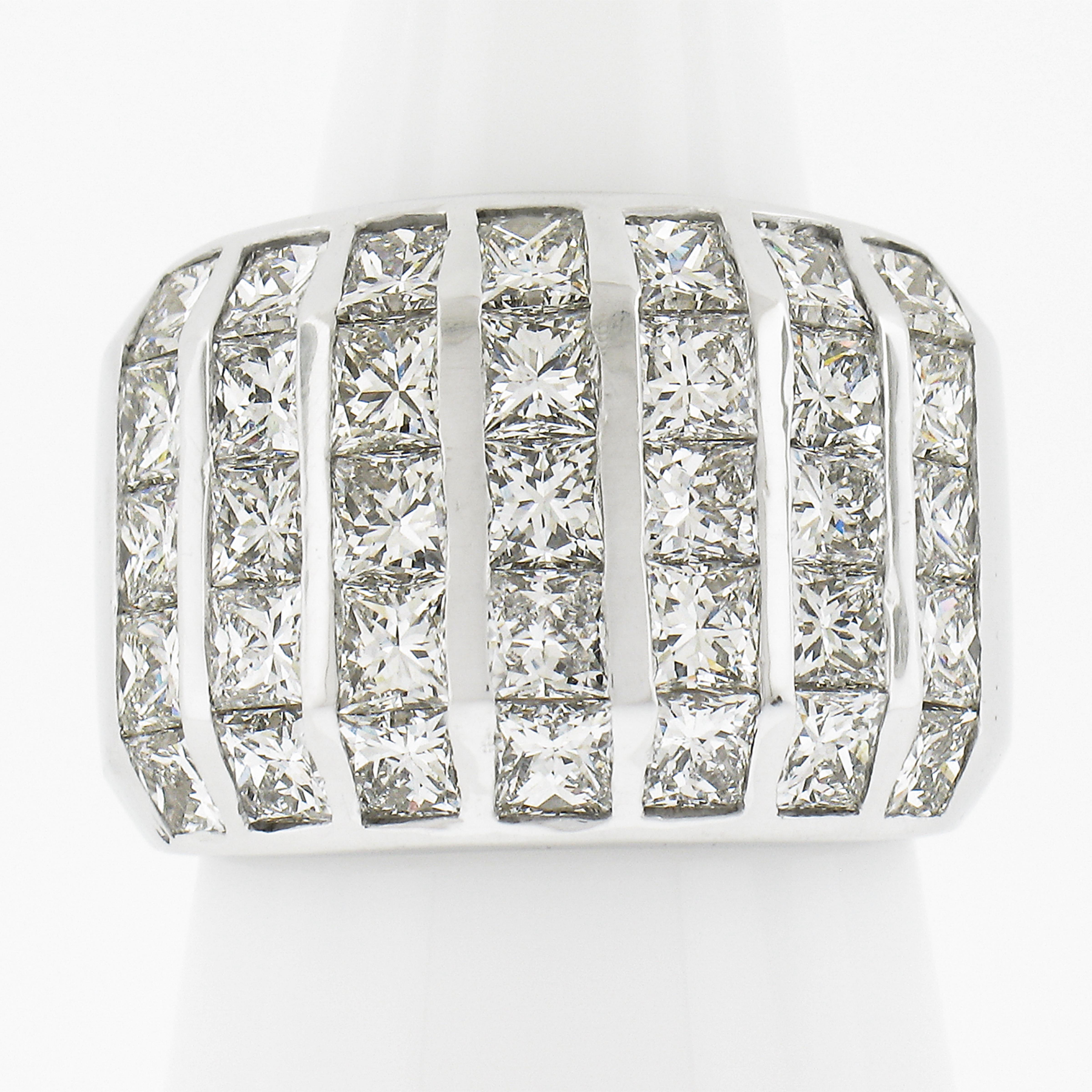 --Stein(e):--
(35) Natürliche echte Diamanten - Prinzessinnenschliff - Kanalfassung - Reinheit VVS1-VS2 - Farbe H-J - 4,75ctw (ca.)
Gesamtkaratgewicht:4,75 (ca.)

MATERIAL: Massives 18k Weißgold
Gewicht:18.07 Gramm
Ringgröße:5.5 (Passt auf einen