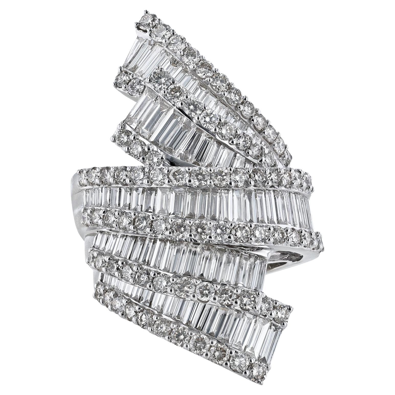 Anillo de cóctel de oro blanco de 18 quilates con diamantes redondos baguette de 4,80 quilates