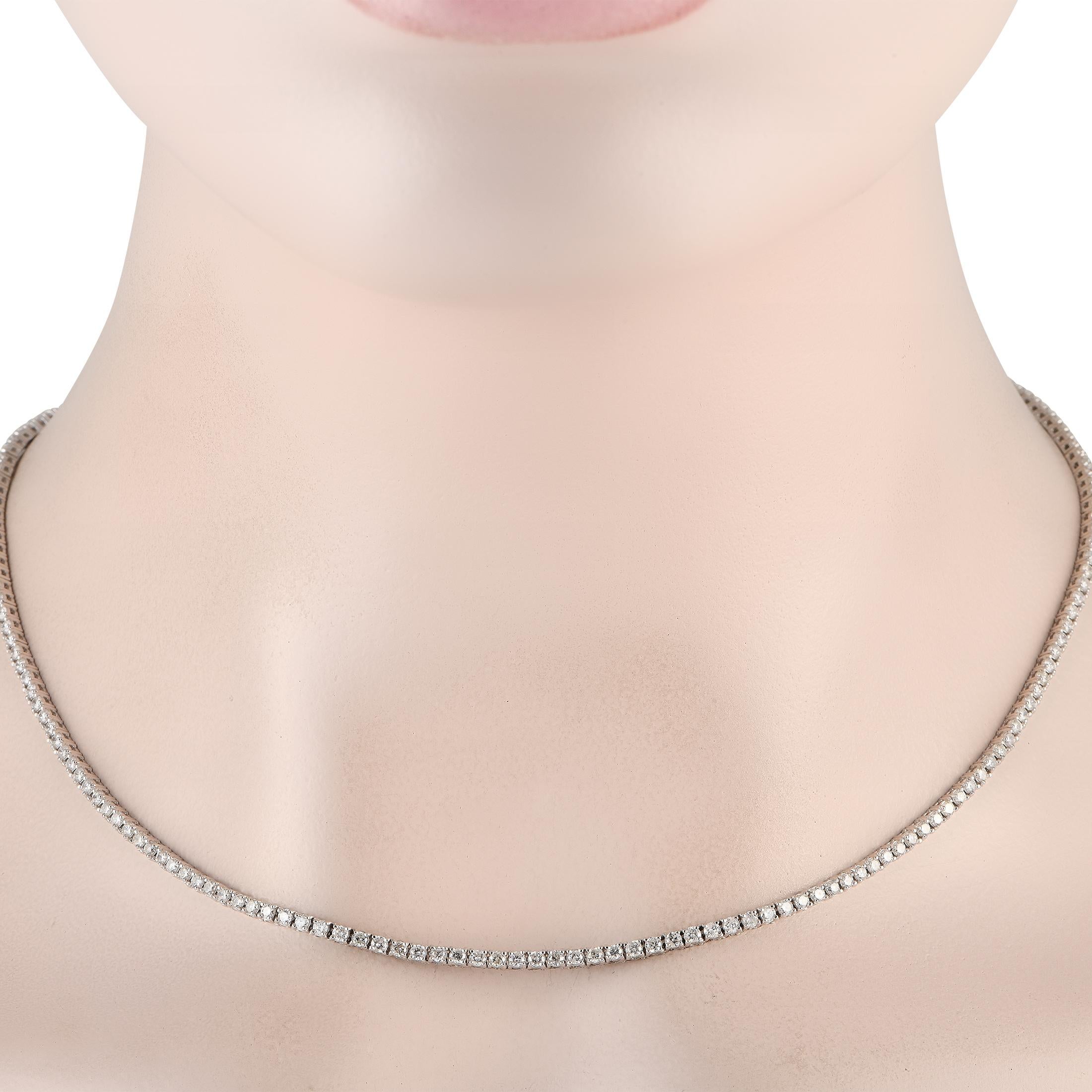 Diese luxuriöse Halskette aus 18-karätigem Weißgold ist elegant, raffiniert und perfekt zurückhaltend und wertet jedes Ensemble auf. Eine Reihe funkelnder Diamanten mit einem Gesamtgewicht von 4,85 Karat lassen ihn bei jedem Lichteinfall mühelos