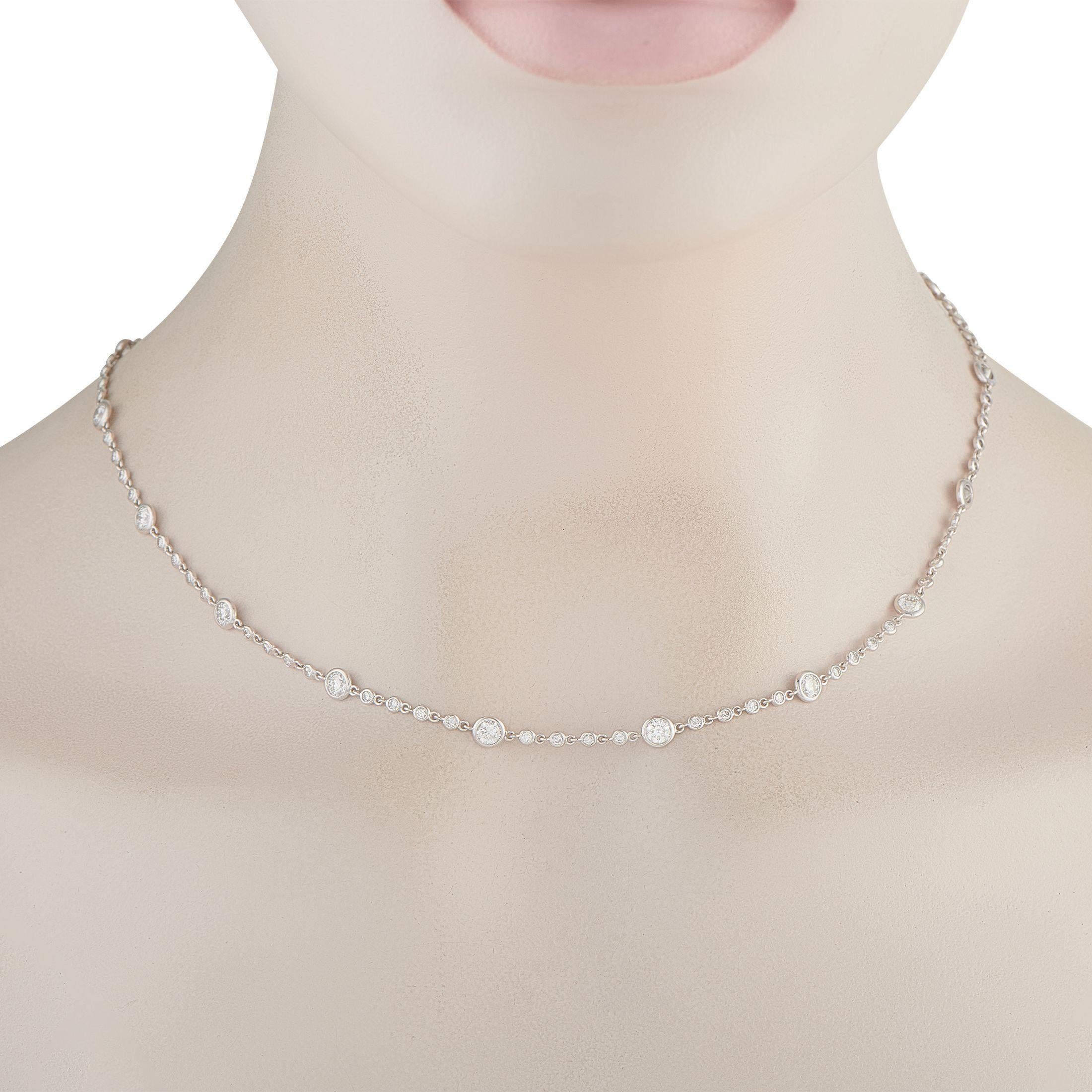 Aggiungi un tocco di brillantezza a qualsiasi ensemble con questa collana di squisita fattura. I diamanti incastonati, per un peso totale di 1,50 carati, fanno una dichiarazione straordinaria, mentre altri diamanti per un totale di 3,40 carati