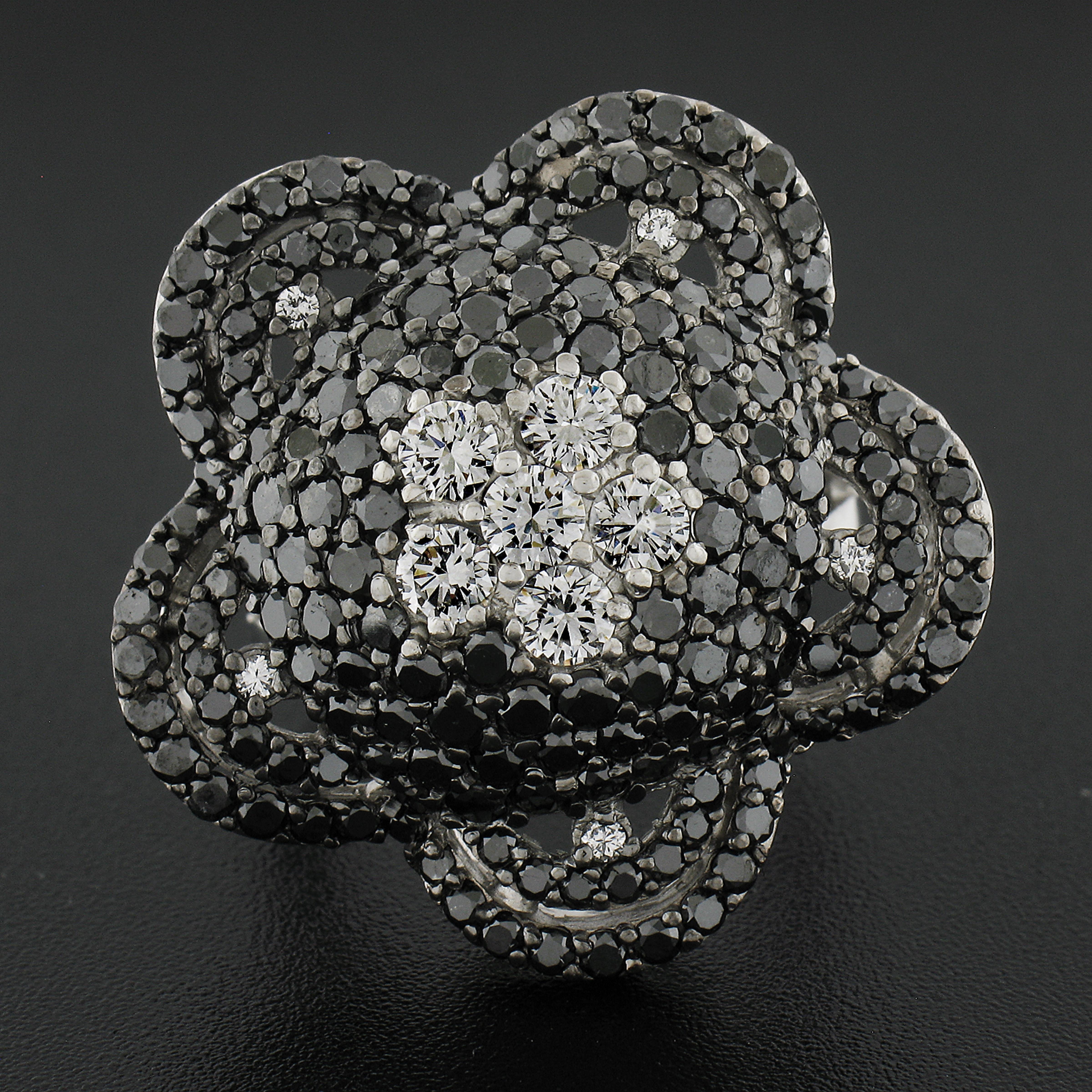 Taille ronde Bague cocktail en or blanc 18 carats 4,92ctw diamant noir et blanc large fleur en vente