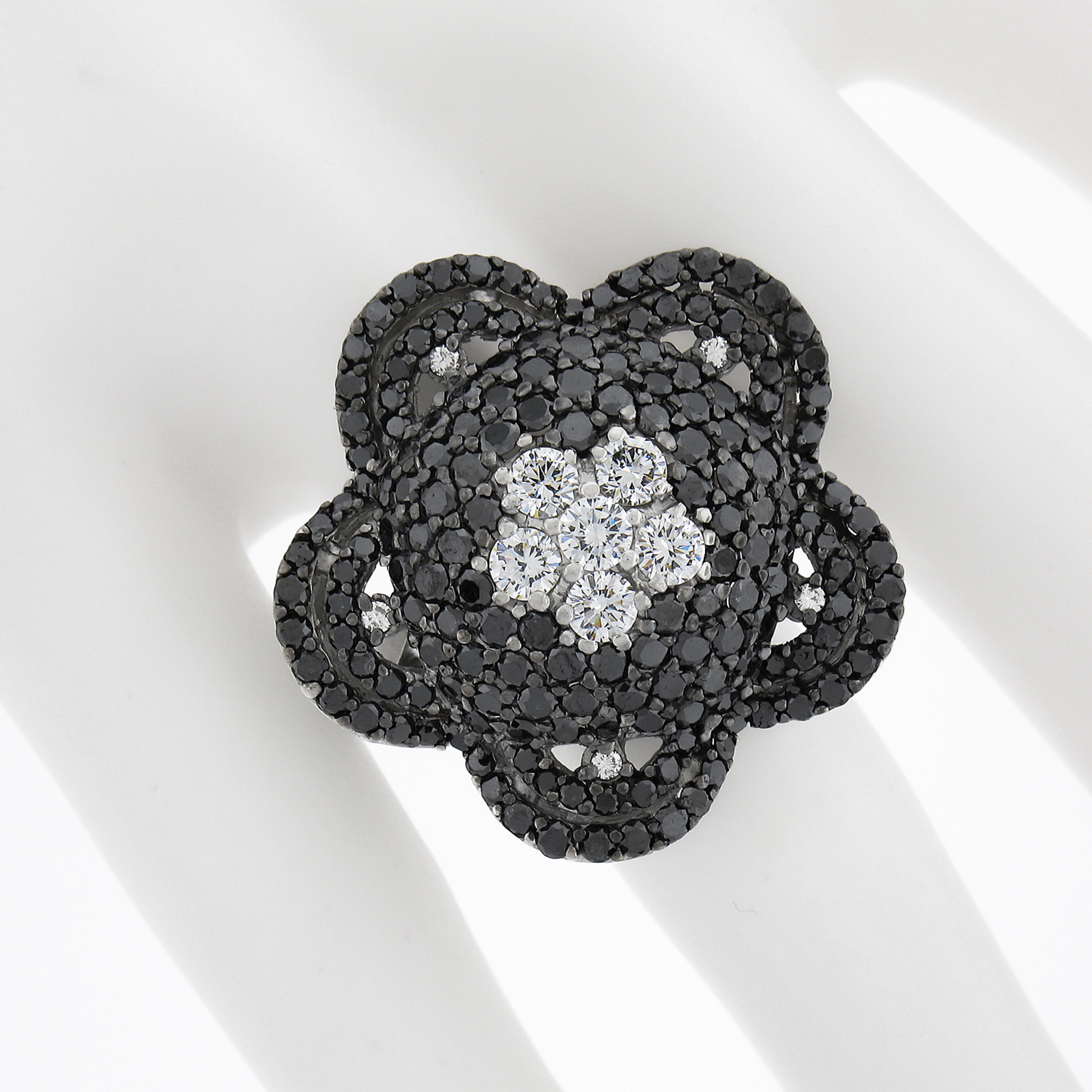 Bague cocktail en or blanc 18 carats 4,92ctw diamant noir et blanc large fleur Excellent état - En vente à Montclair, NJ