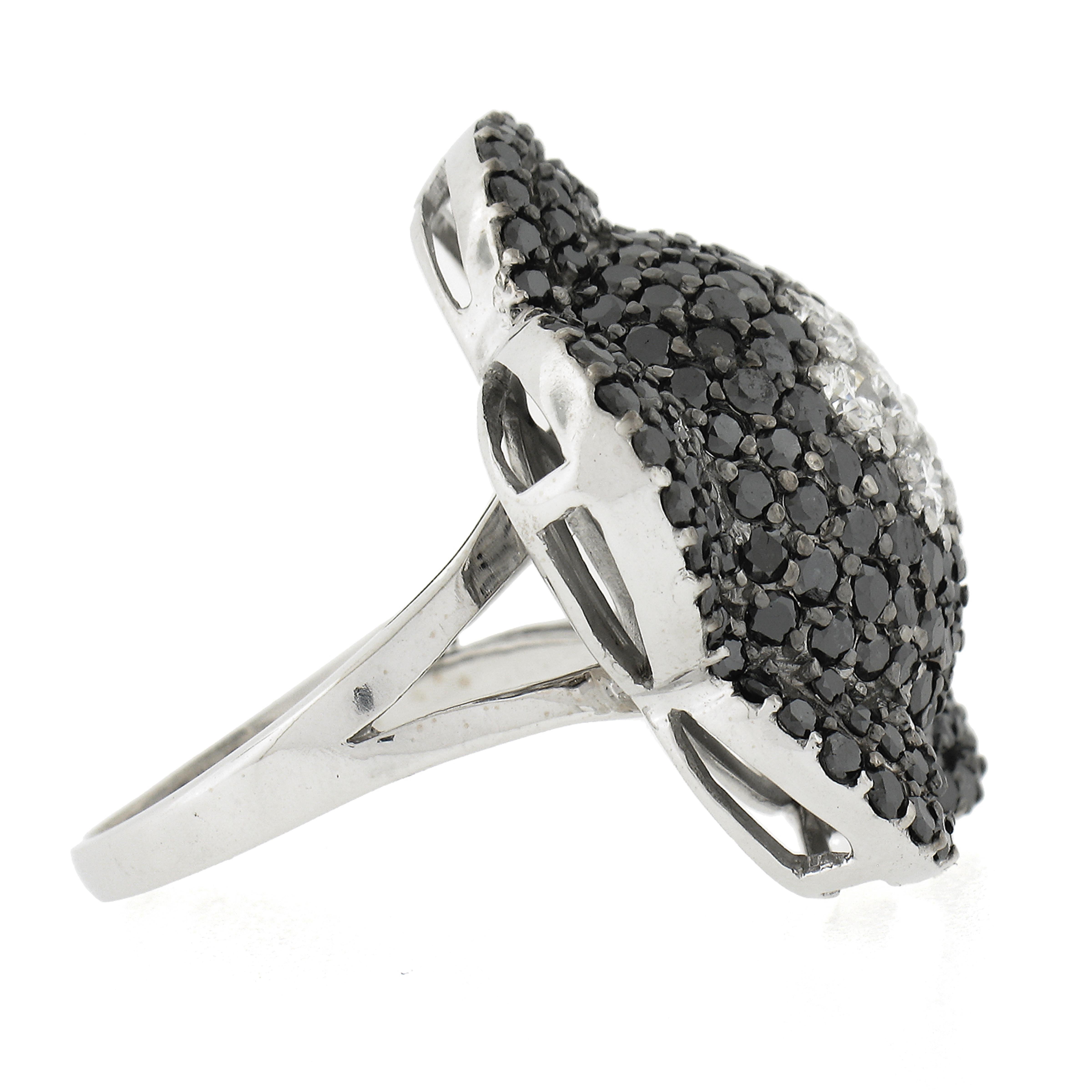 Bague cocktail en or blanc 18 carats 4,92ctw diamant noir et blanc large fleur Pour femmes en vente