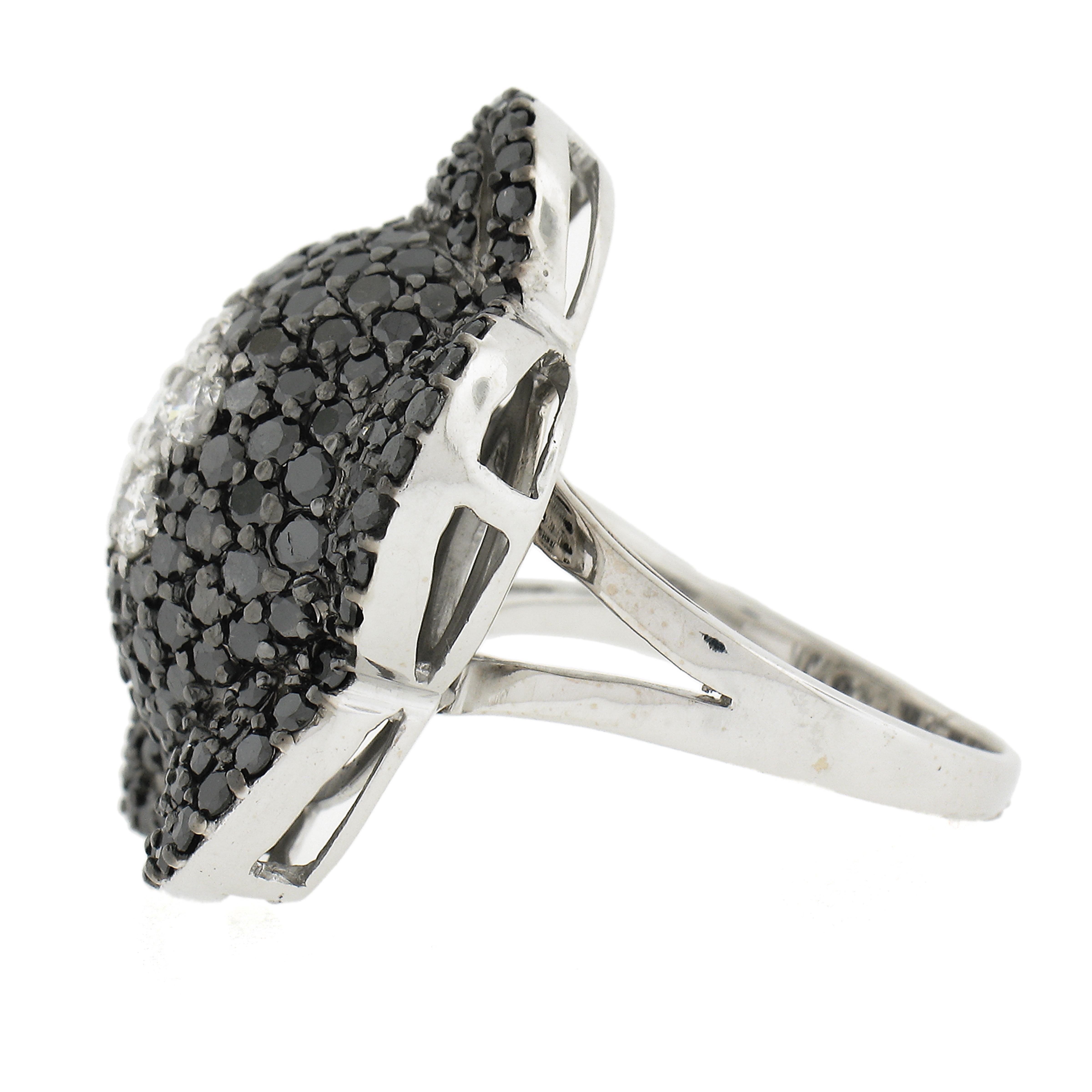 Bague cocktail en or blanc 18 carats 4,92ctw diamant noir et blanc large fleur en vente 1