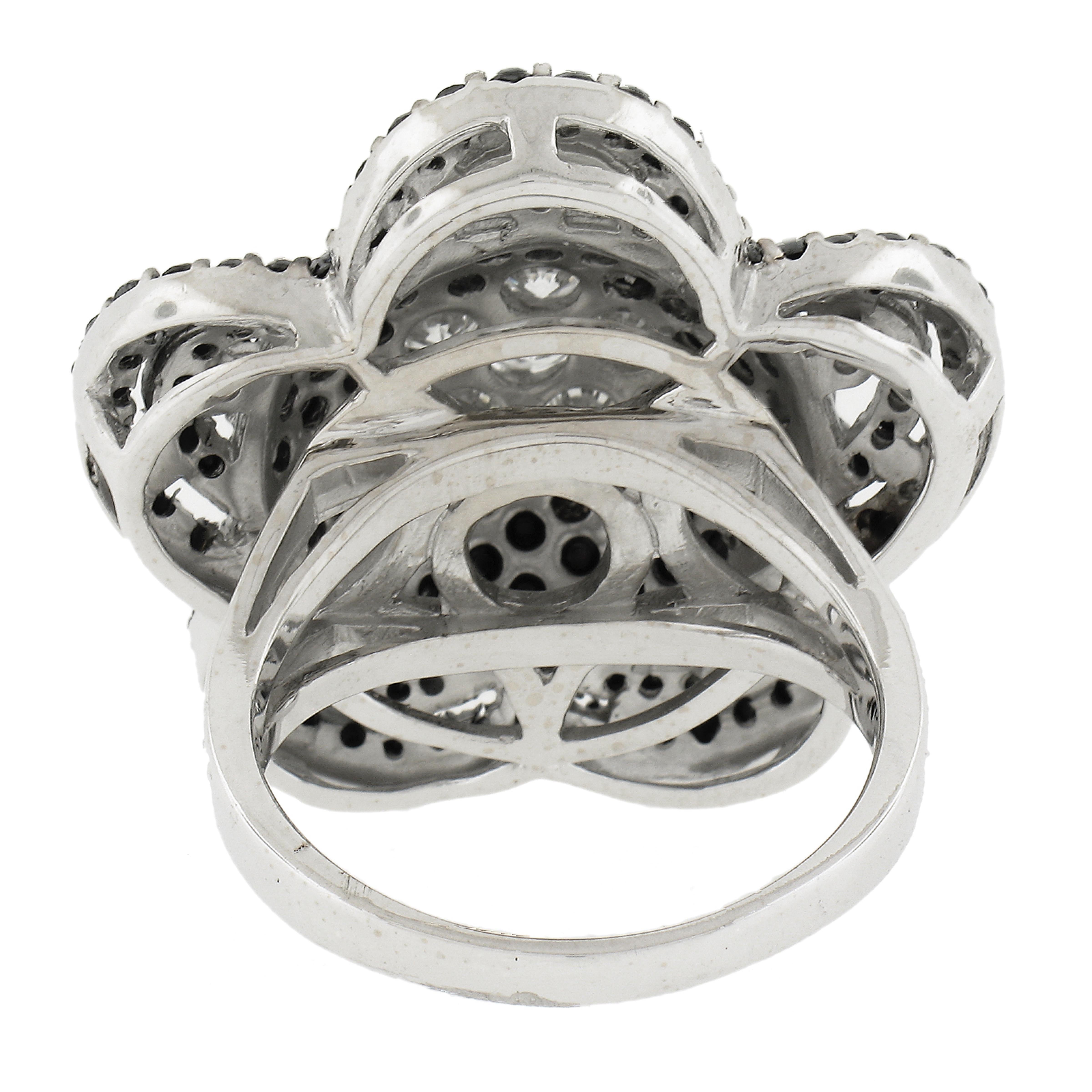 Bague cocktail en or blanc 18 carats 4,92ctw diamant noir et blanc large fleur en vente 2