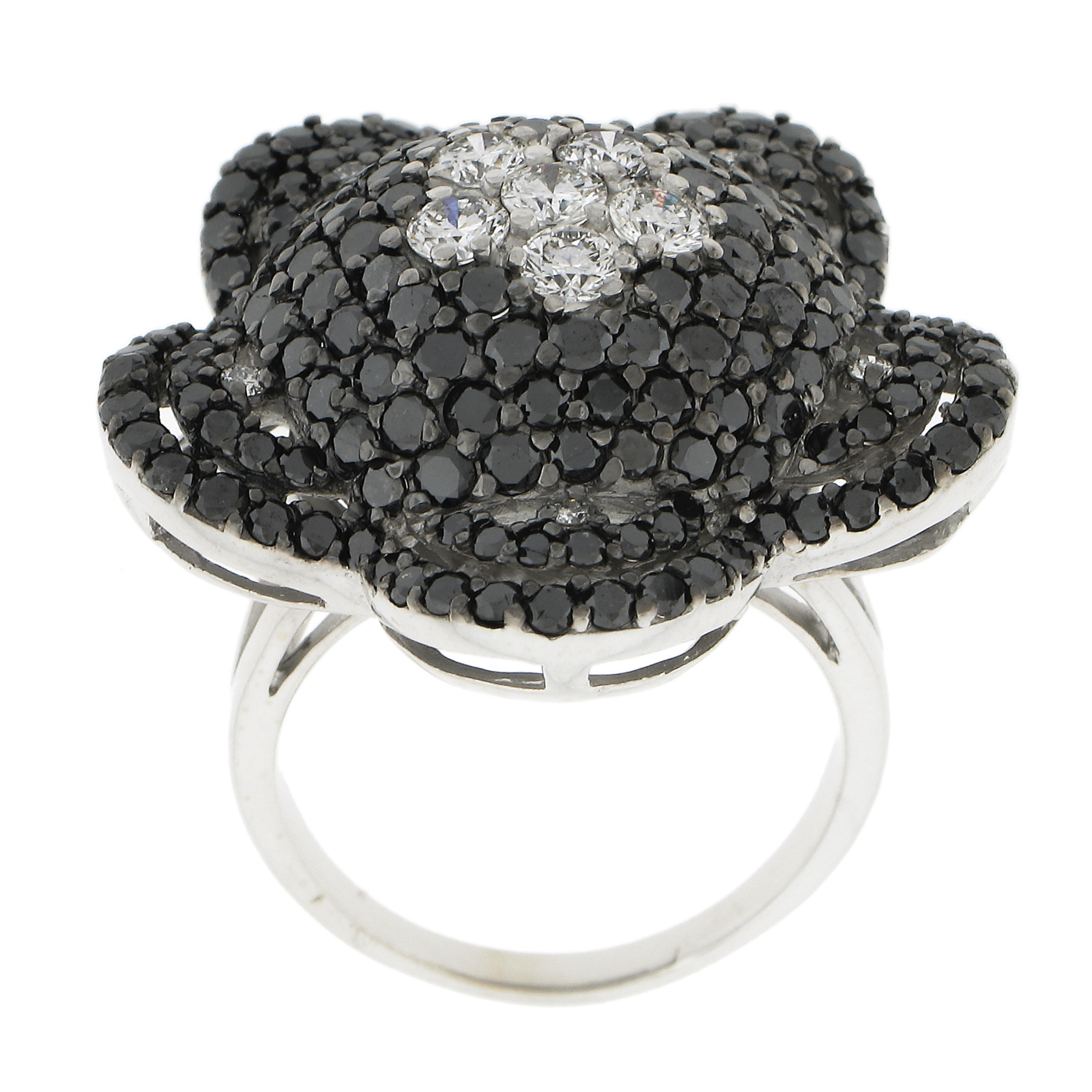 Bague cocktail en or blanc 18 carats 4,92ctw diamant noir et blanc large fleur en vente 3