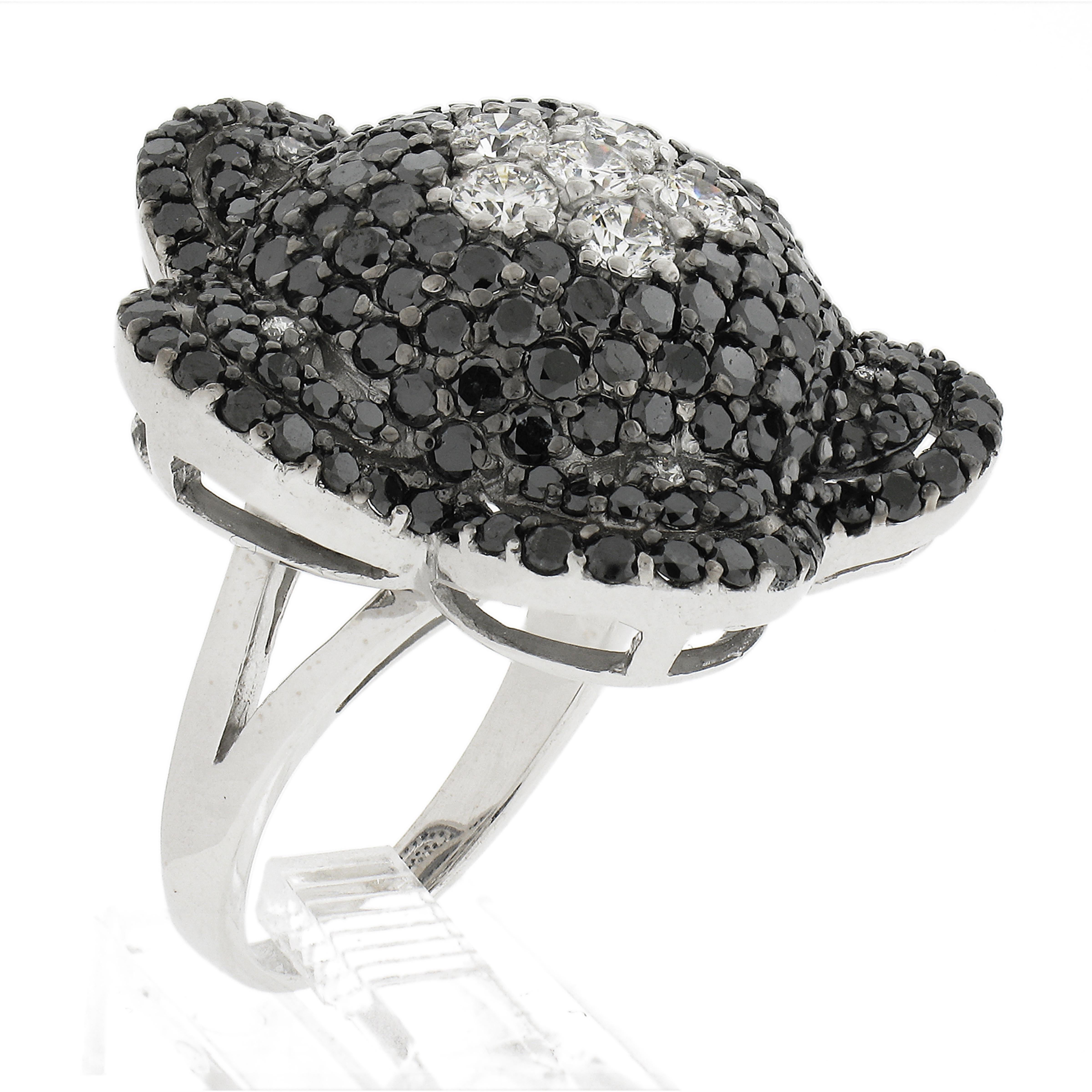 Bague cocktail en or blanc 18 carats 4,92ctw diamant noir et blanc large fleur en vente 4