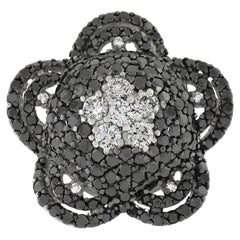 18 Karat Weißgold 4,92 Karat Schwarzer & Weißer Diamant Großer Blumen-Cocktailring