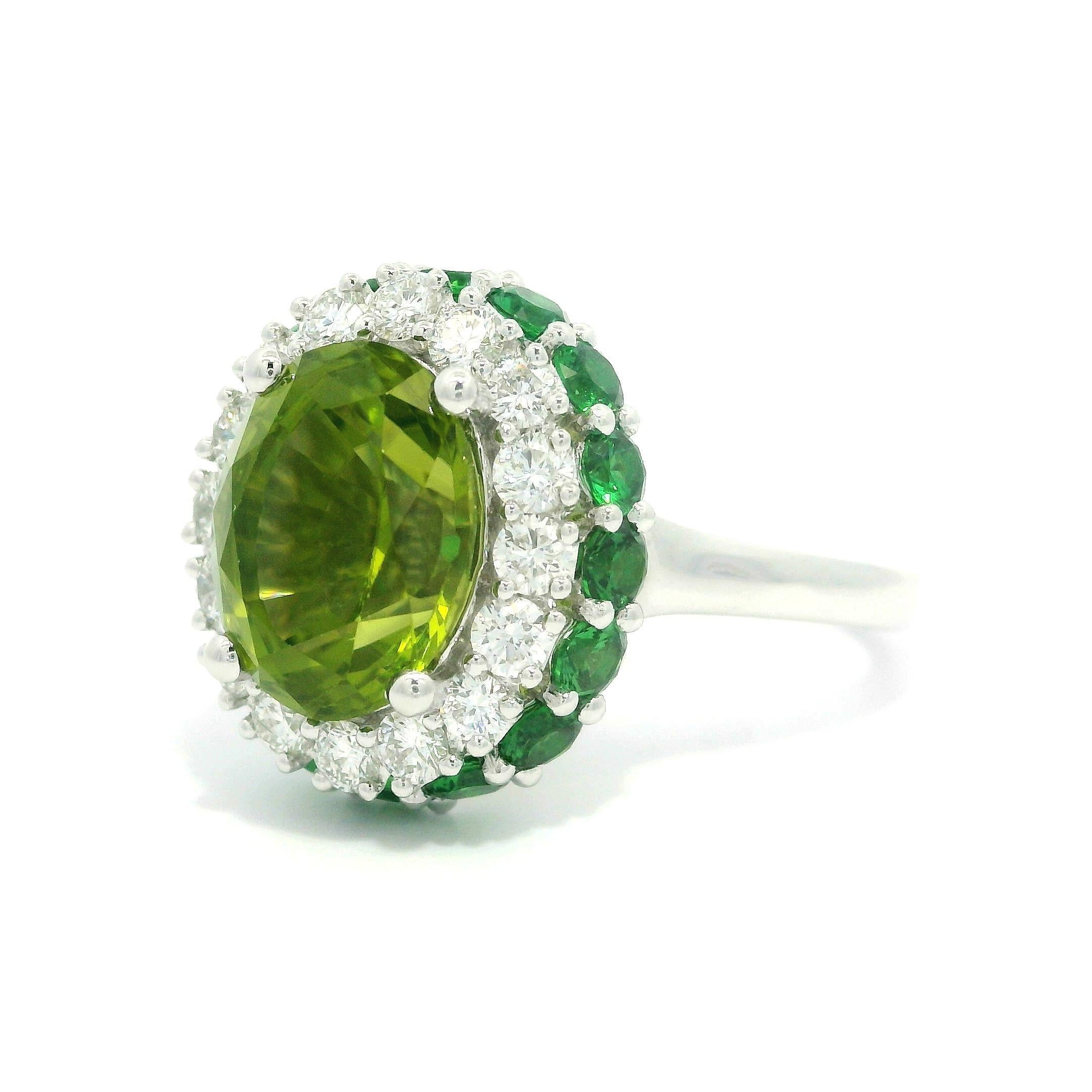 Bague double halo en or blanc 18 carats avec péridot vert 5,03 carats, diamant et tsavorite en vente 5