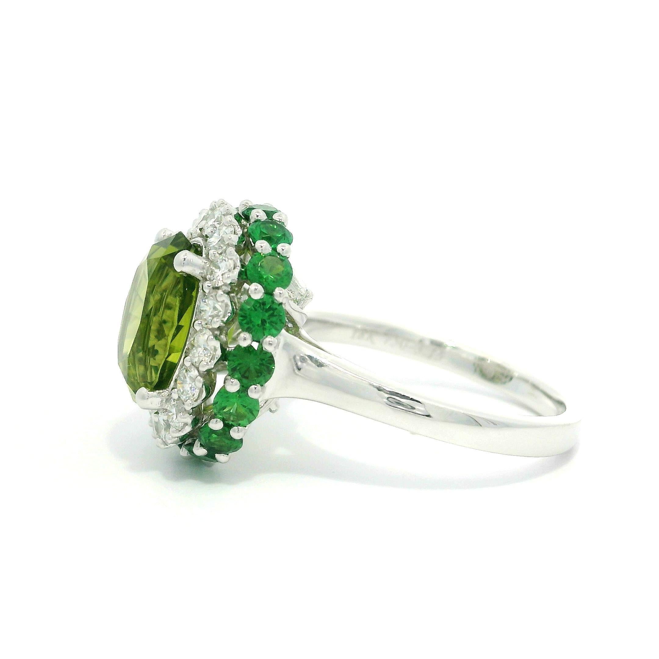 Bague double halo en or blanc 18 carats avec péridot vert 5,03 carats, diamant et tsavorite en vente 6