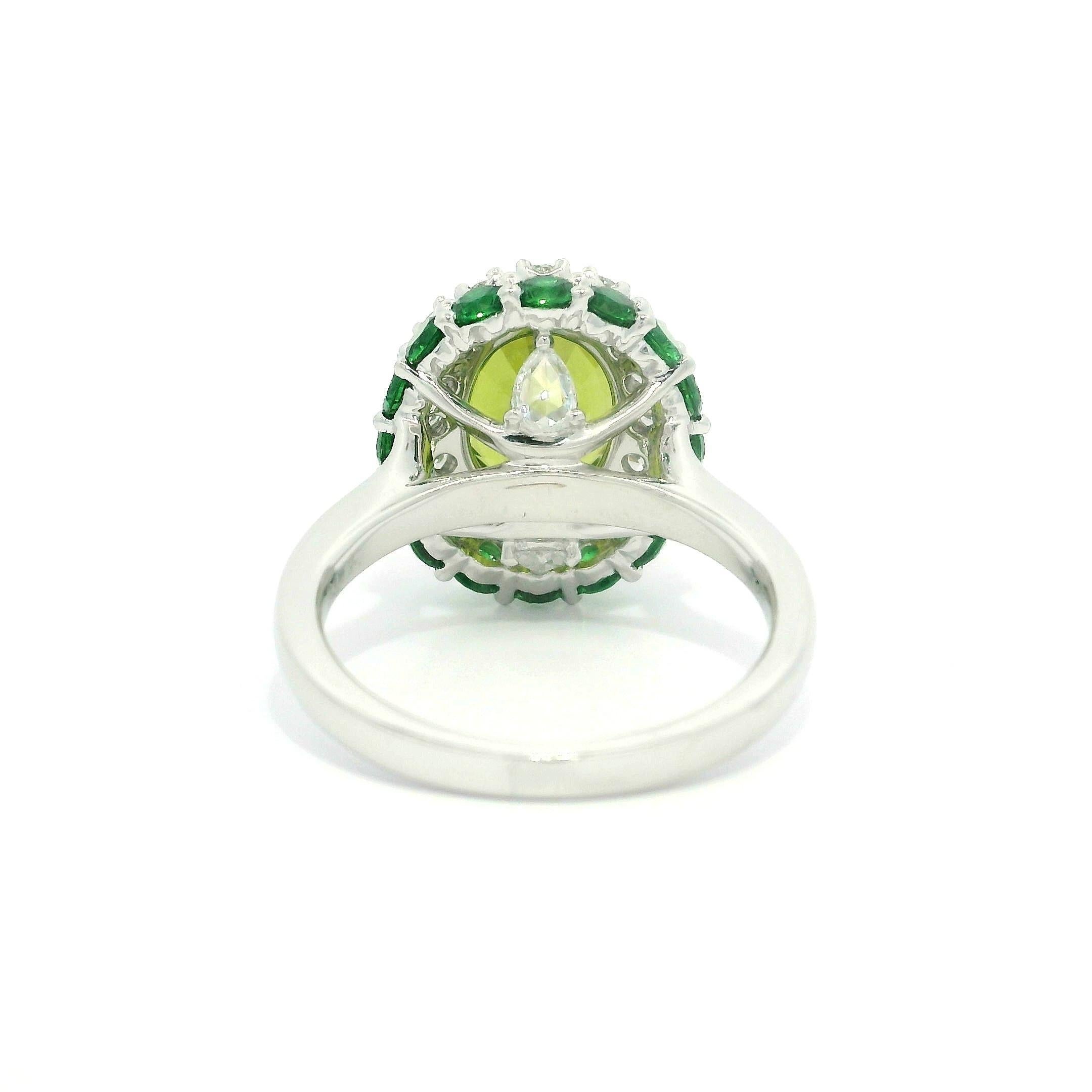 Bague double halo en or blanc 18 carats avec péridot vert 5,03 carats, diamant et tsavorite en vente 7