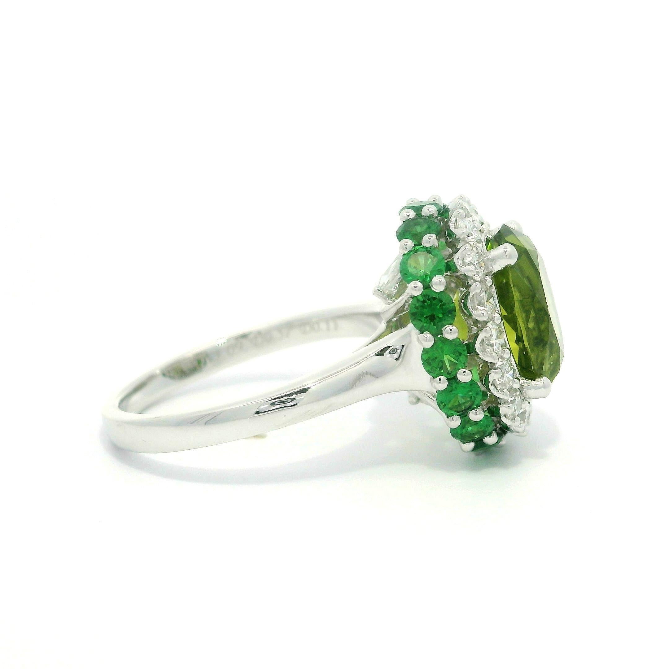 Bague double halo en or blanc 18 carats avec péridot vert 5,03 carats, diamant et tsavorite en vente 8