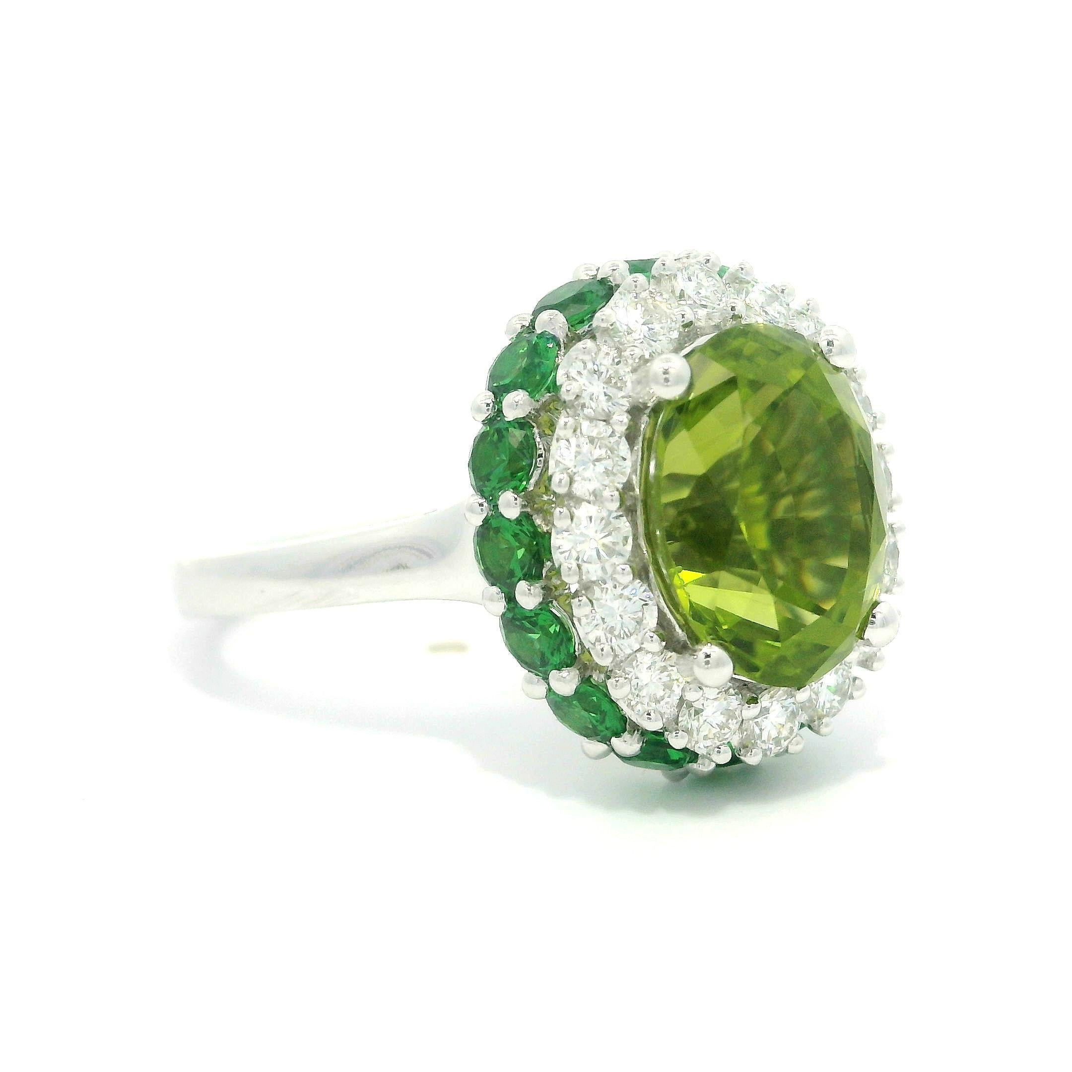 Bague double halo en or blanc 18 carats avec péridot vert 5,03 carats, diamant et tsavorite en vente 9