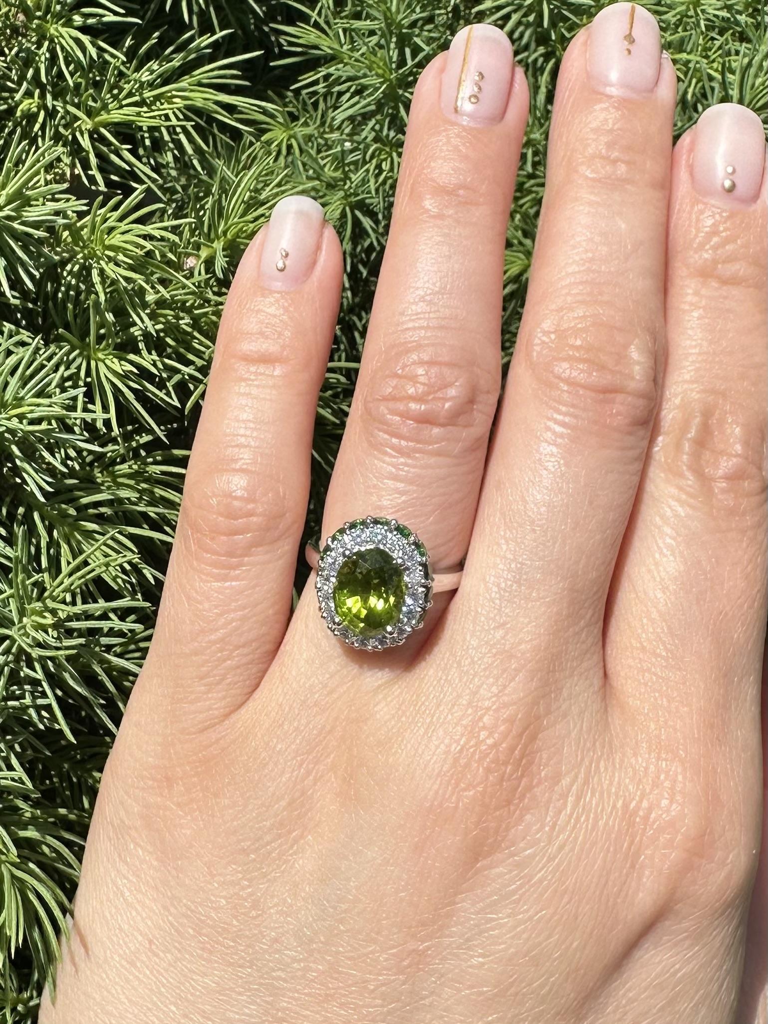 Bague double halo en or blanc 18 carats avec péridot vert 5,03 carats, diamant et tsavorite Excellent état - En vente à Montclair, NJ