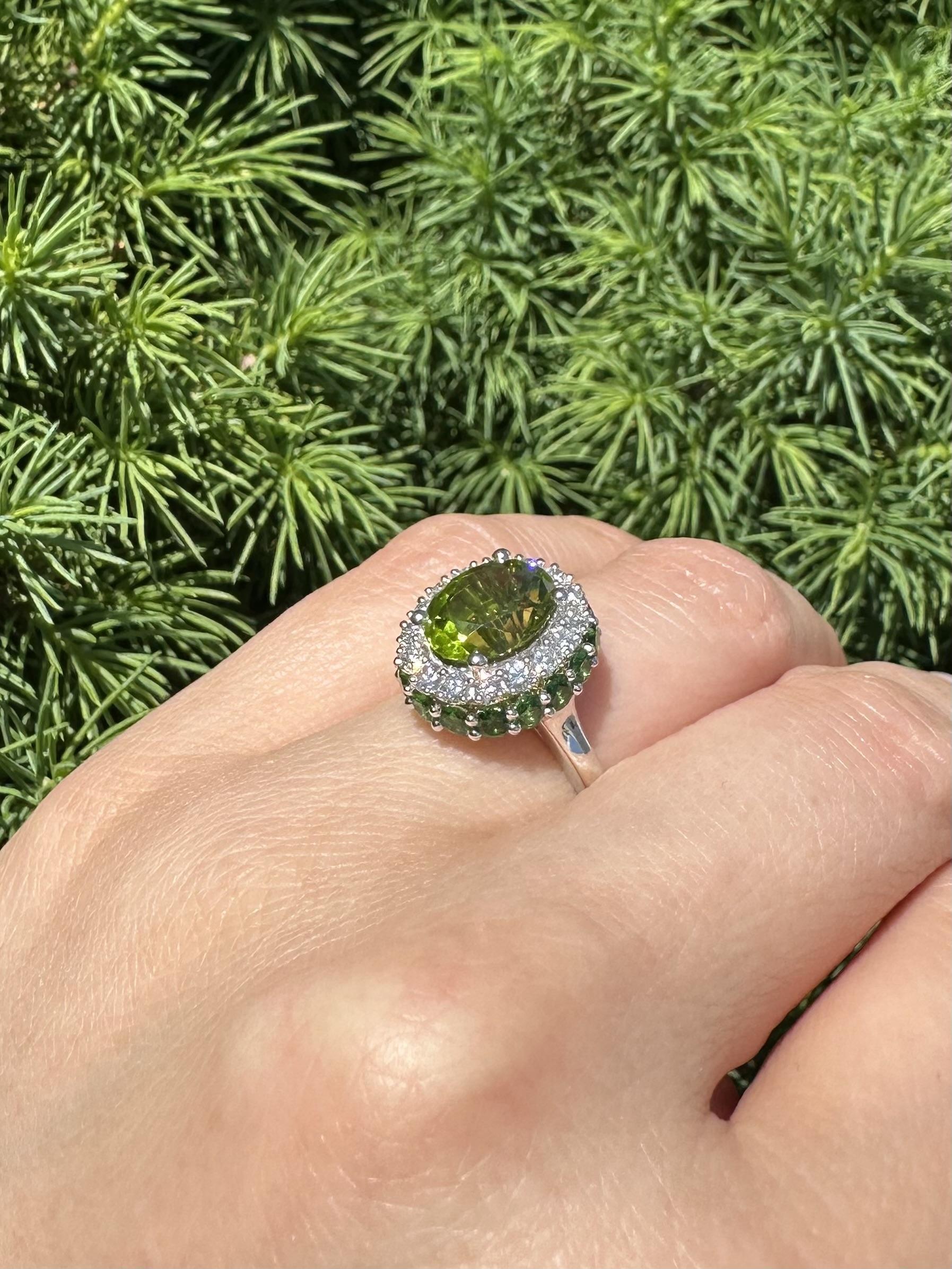 Bague double halo en or blanc 18 carats avec péridot vert 5,03 carats, diamant et tsavorite Pour femmes en vente