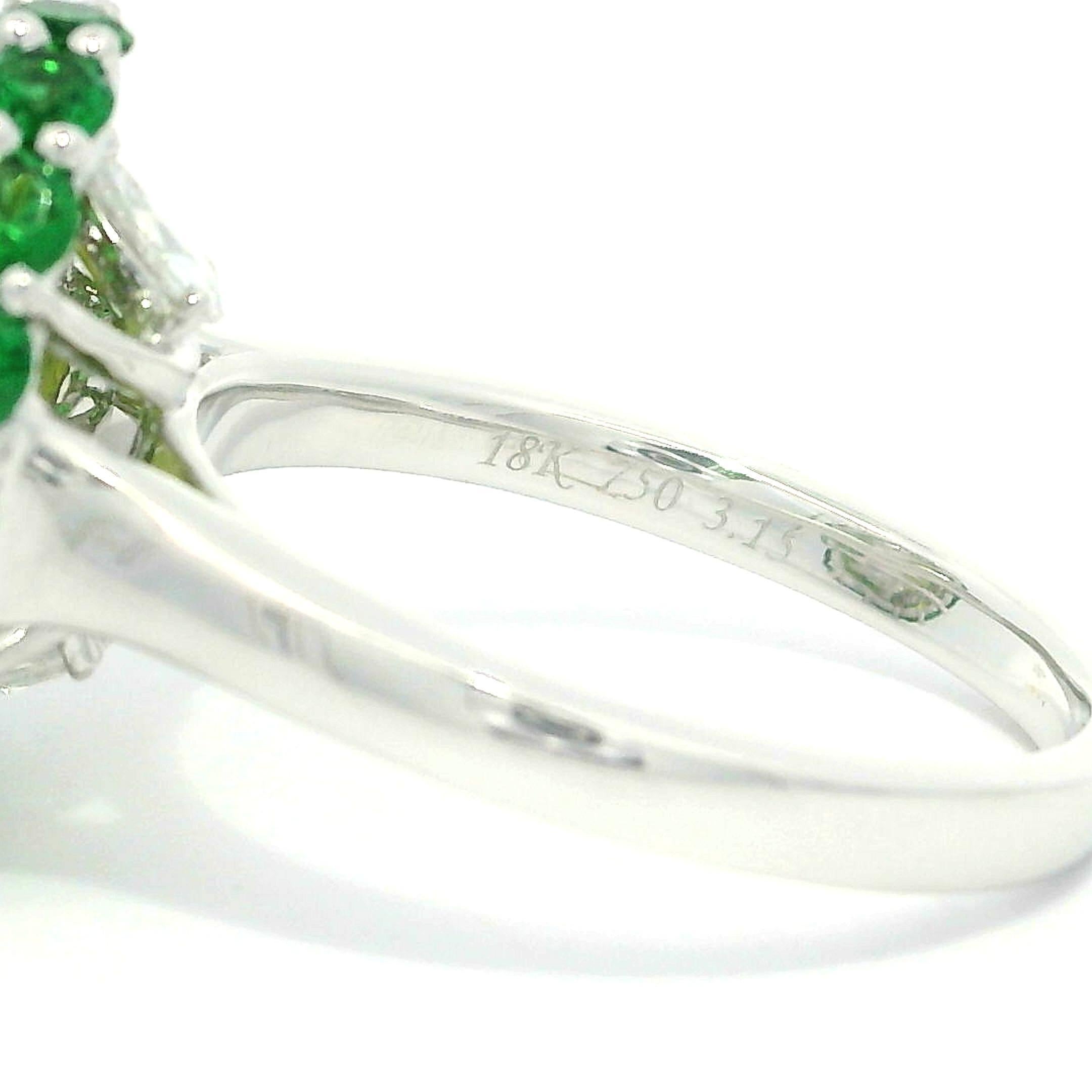 Bague double halo en or blanc 18 carats avec péridot vert 5,03 carats, diamant et tsavorite en vente 1