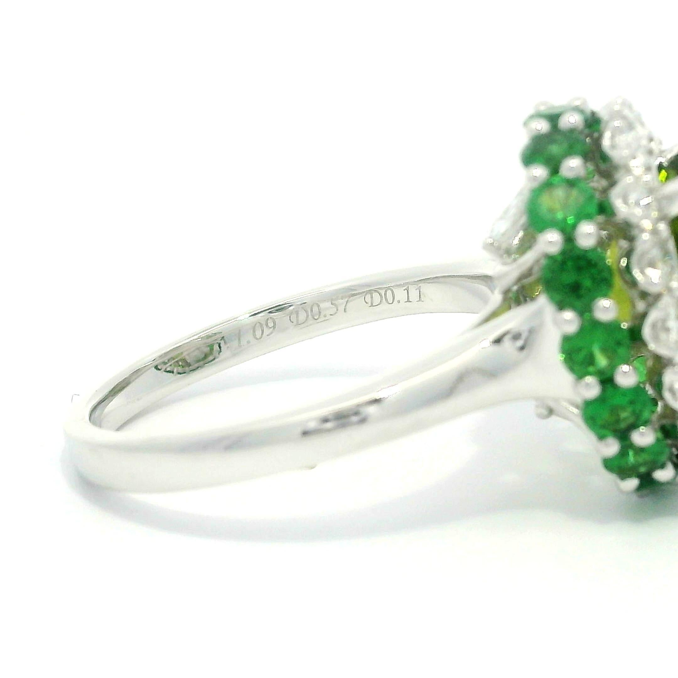 Bague double halo en or blanc 18 carats avec péridot vert 5,03 carats, diamant et tsavorite en vente 2