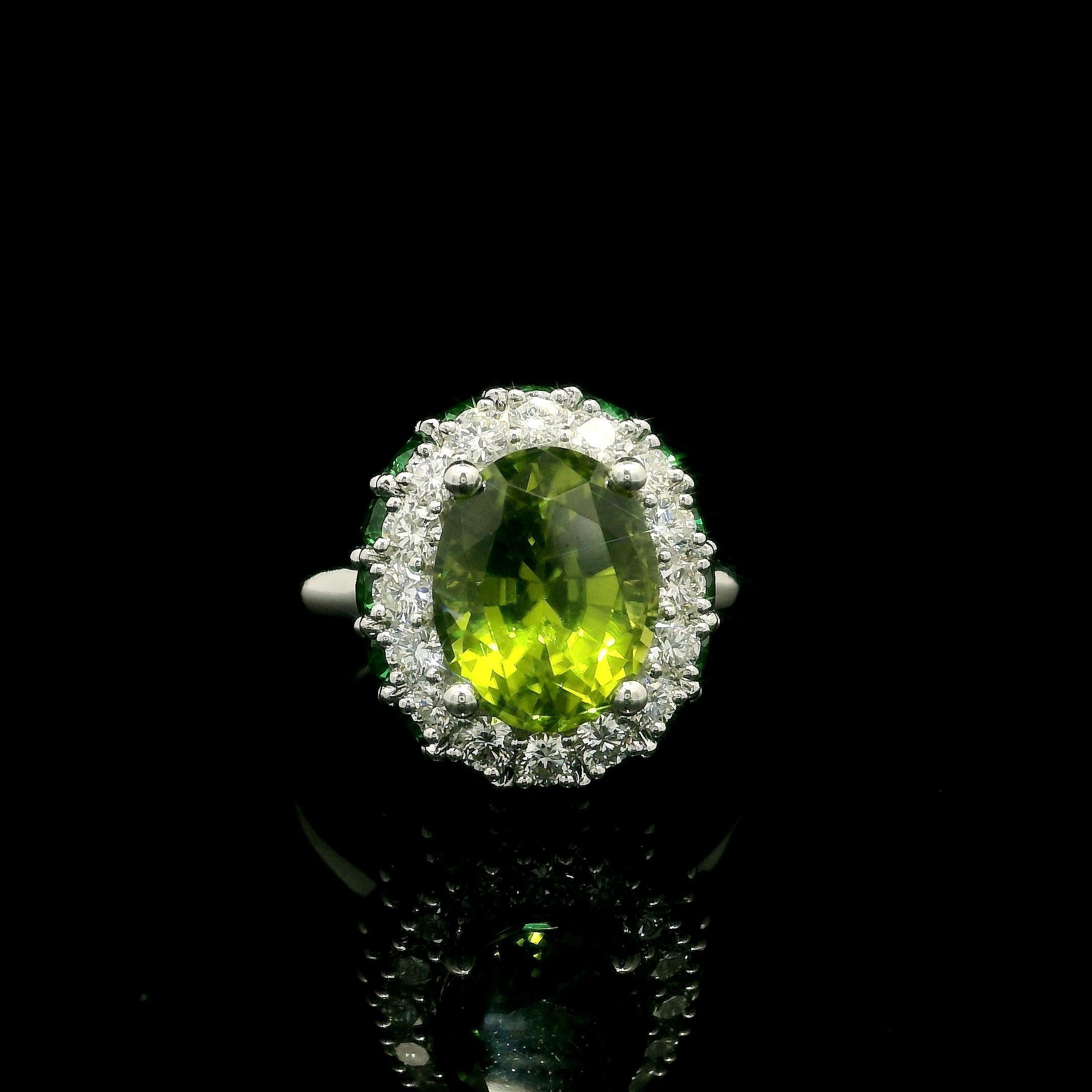 Bague double halo en or blanc 18 carats avec péridot vert 5,03 carats, diamant et tsavorite en vente 3