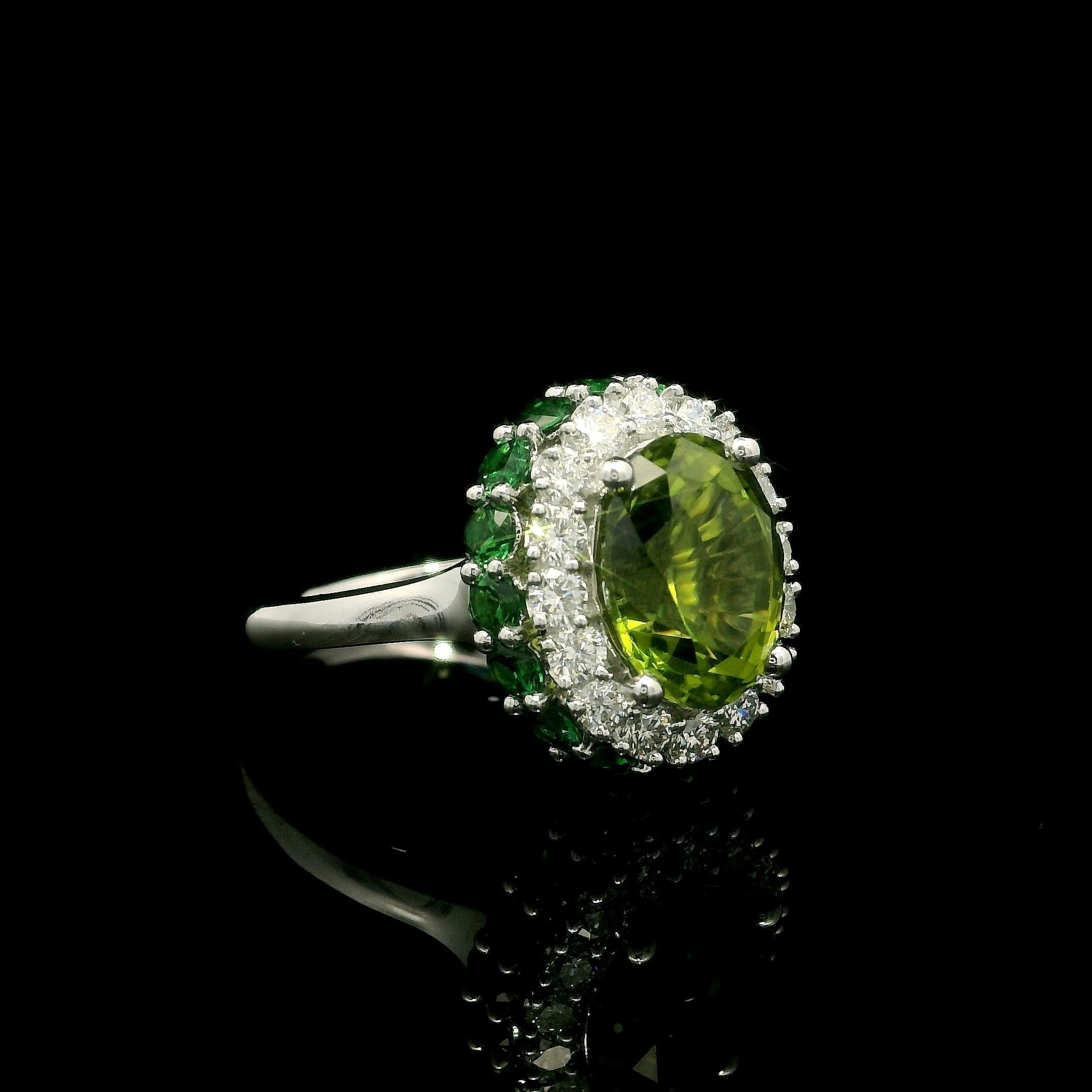 Bague double halo en or blanc 18 carats avec péridot vert 5,03 carats, diamant et tsavorite en vente 4