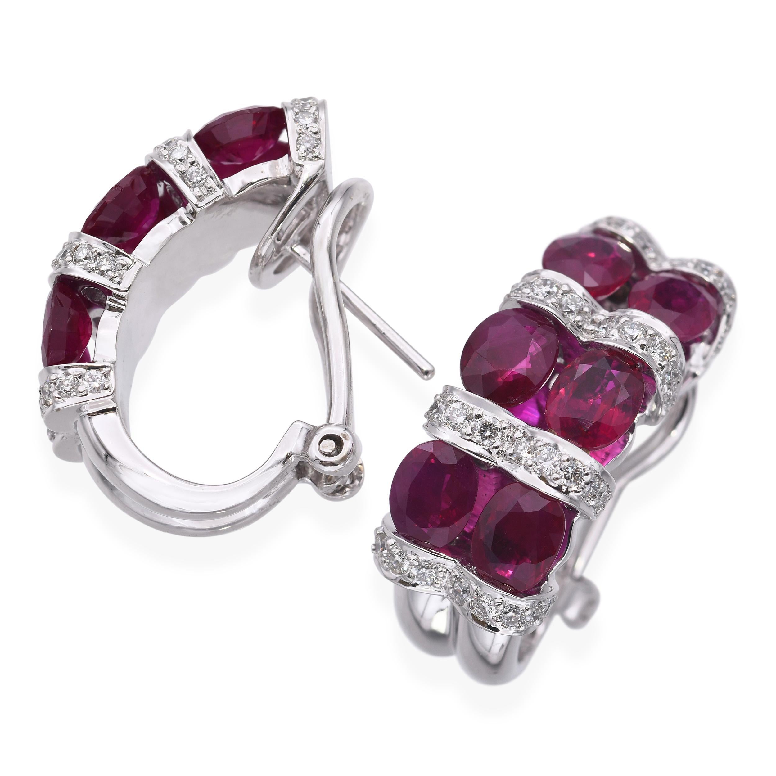Une exquise paire de demi-boucles d'oreilles en or blanc 18k serties de 5.10tcw de rubis vibrants et de 0.54tcw de diamants étincelants. Les rubis, testés en interne par notre gemmologue GIA, sont confirmés comme ayant été chauffés, ce qui rehausse