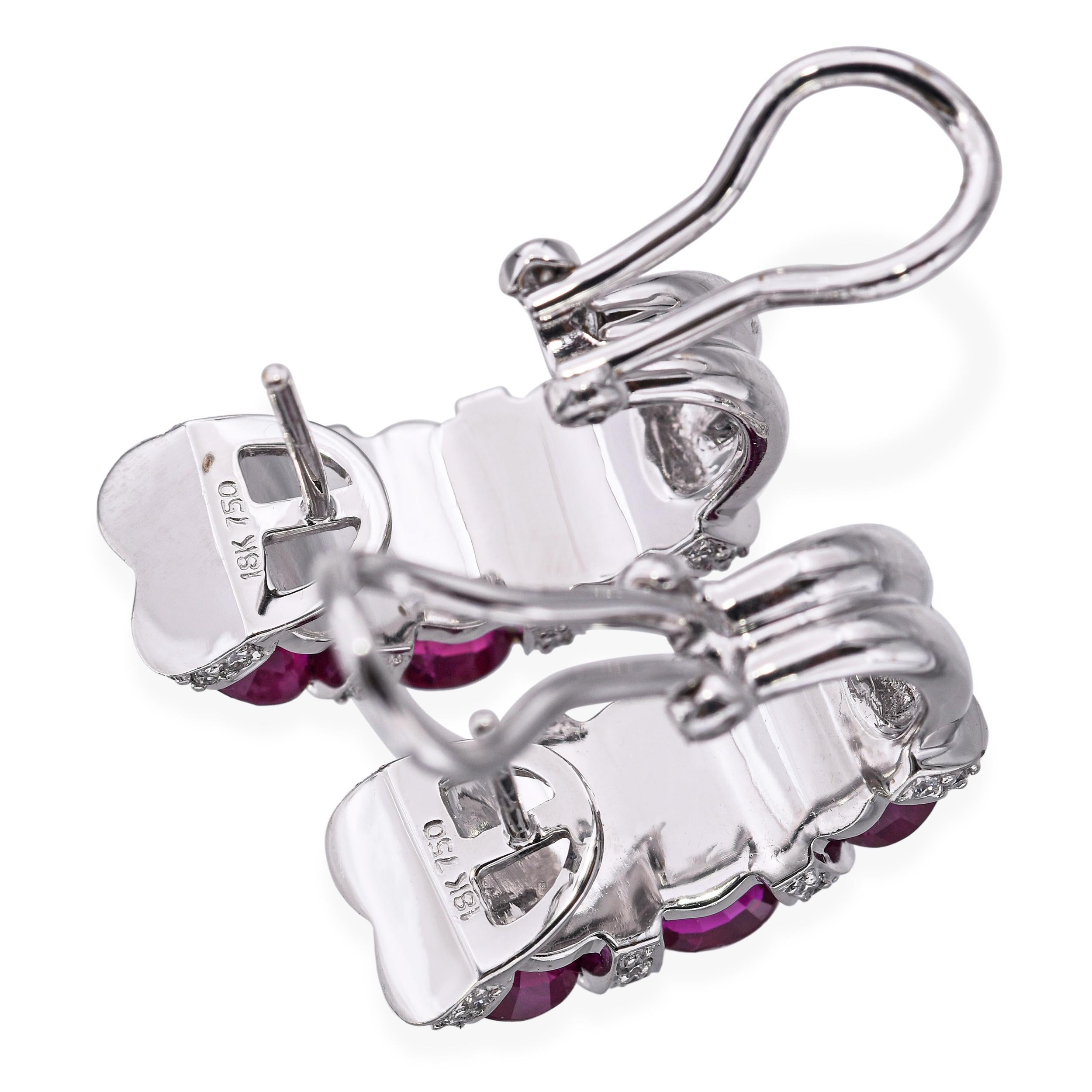 Boucles d'oreilles en or blanc 18k avec rubis 5.10tcw et diamants 0.54tcw Bon état - En vente à New York, NY
