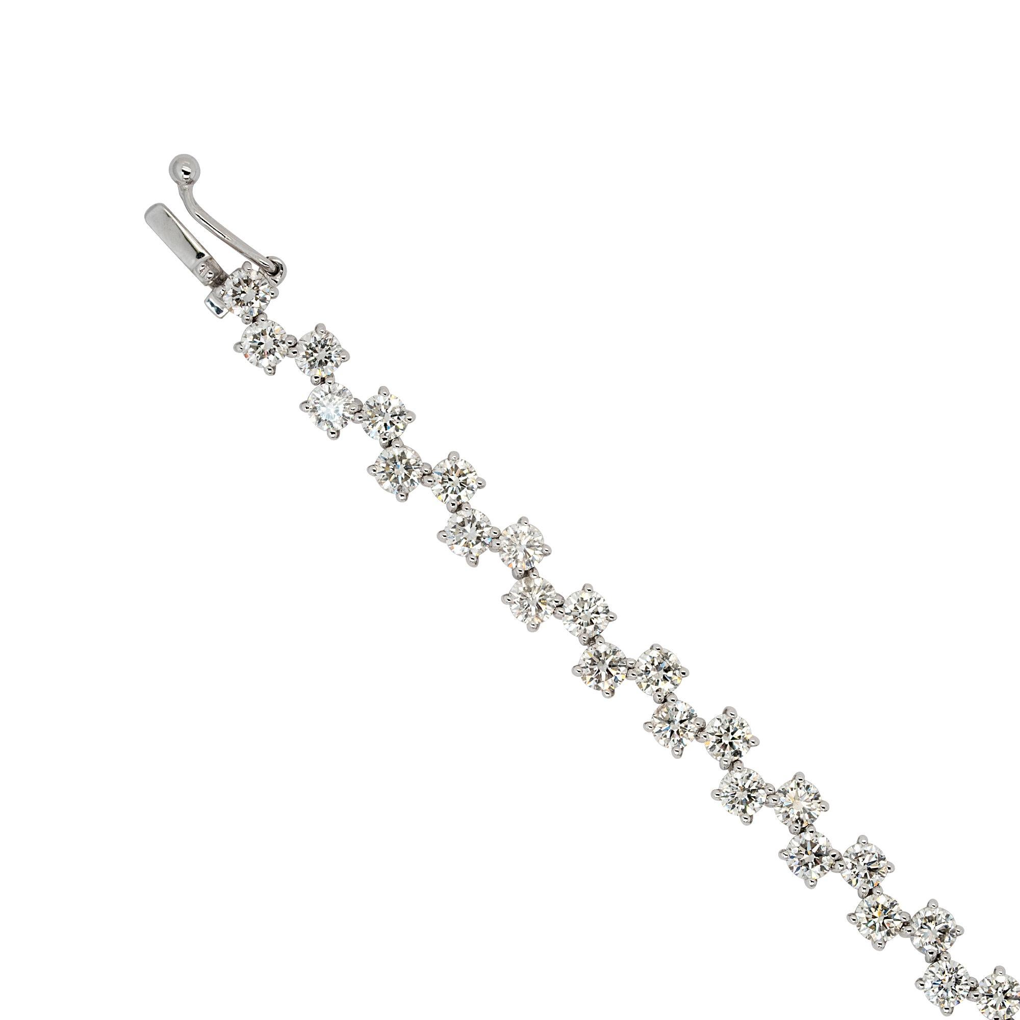 Taille ronde Bracelet en or blanc 18 carats avec diamants naturels brillants ronds de 5,26 carats en vente