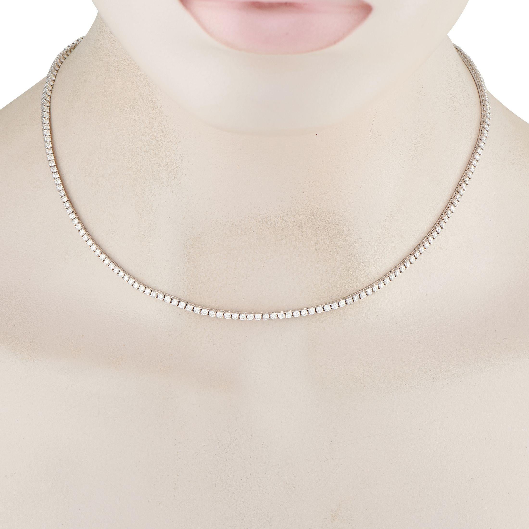 Innegablemente elegante, este collar tenis presenta 5,39 quilates de diamantes redondos finamente combinados. Cada piedra está engastada en una garra de oro blanco de 18 quilates, formando la longitud total de 16,75 pulgadas del collar. El resultado