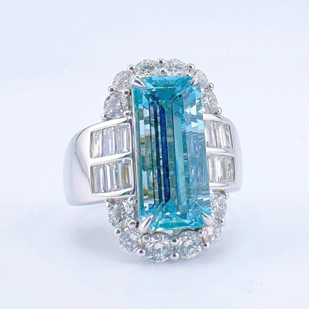 18K White Gold 5.52 CT Vivid Blue Aquamarine Ring with Baguette Diamonds

1 Aquamarine - 5.52 CT
Diamonds - 1.67 CT
18K Gold - 9.13 GM