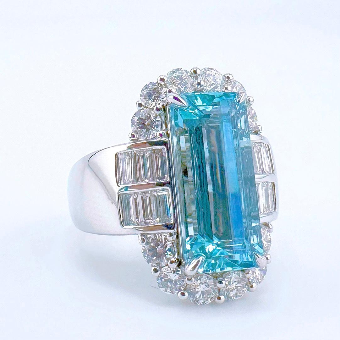 Modern 18K White Gold 5.52 CT Vivid Blue Aquamarine Ring with Baguette Diamonds For Sale