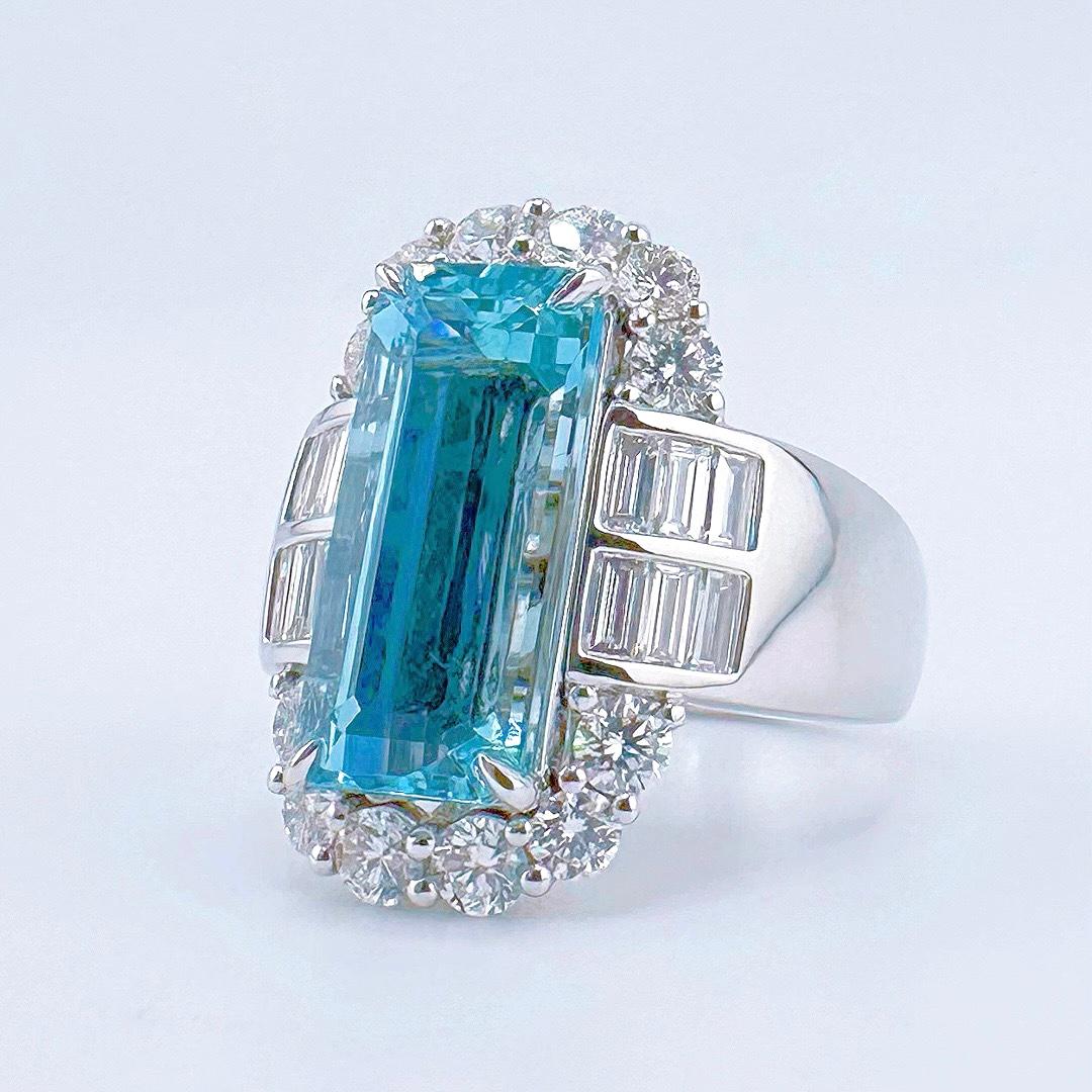 Baguette Cut 18K White Gold 5.52 CT Vivid Blue Aquamarine Ring with Baguette Diamonds For Sale