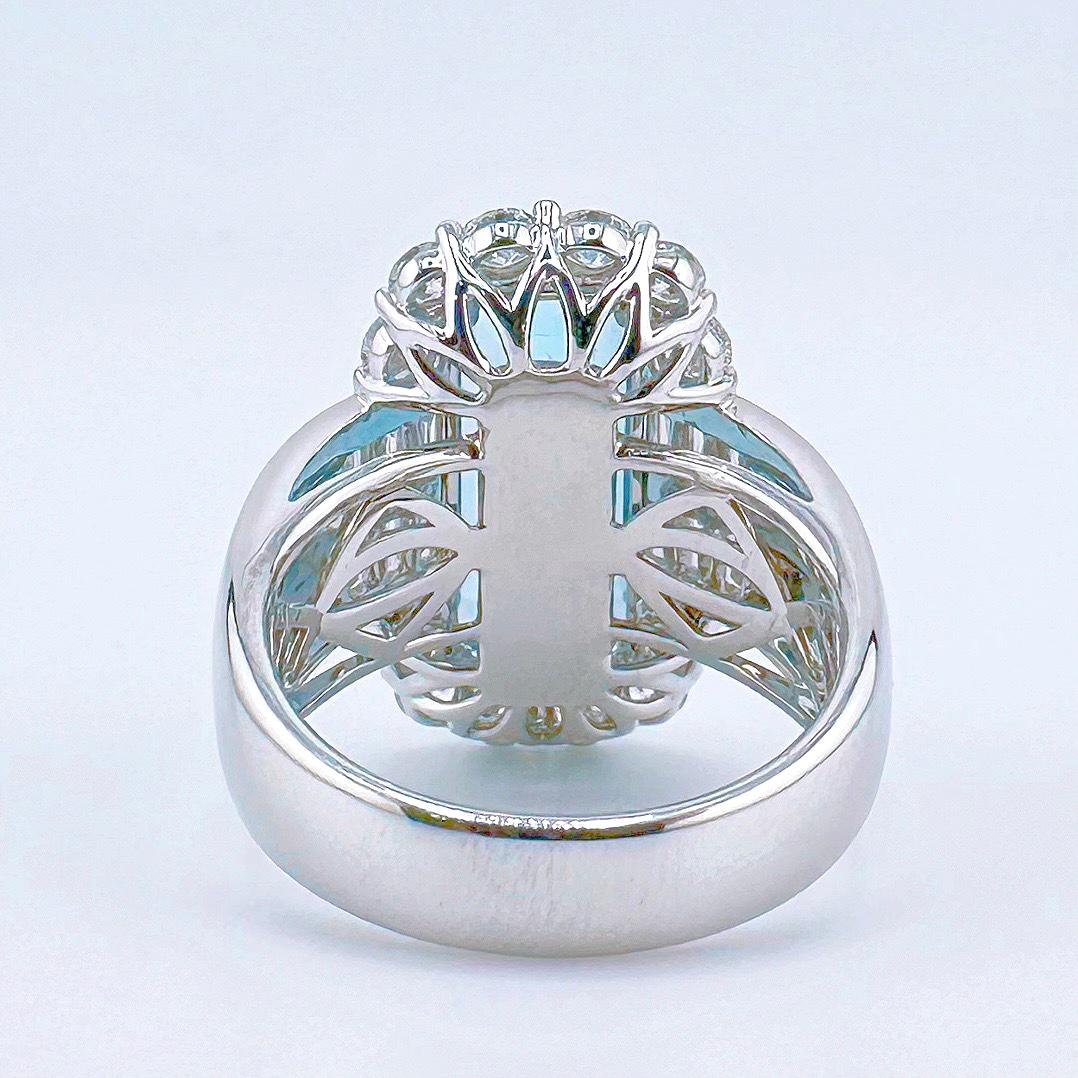 18K White Gold 5.52 CT Vivid Blue Aquamarine Ring with Baguette Diamonds In New Condition For Sale In Kowloon, HK