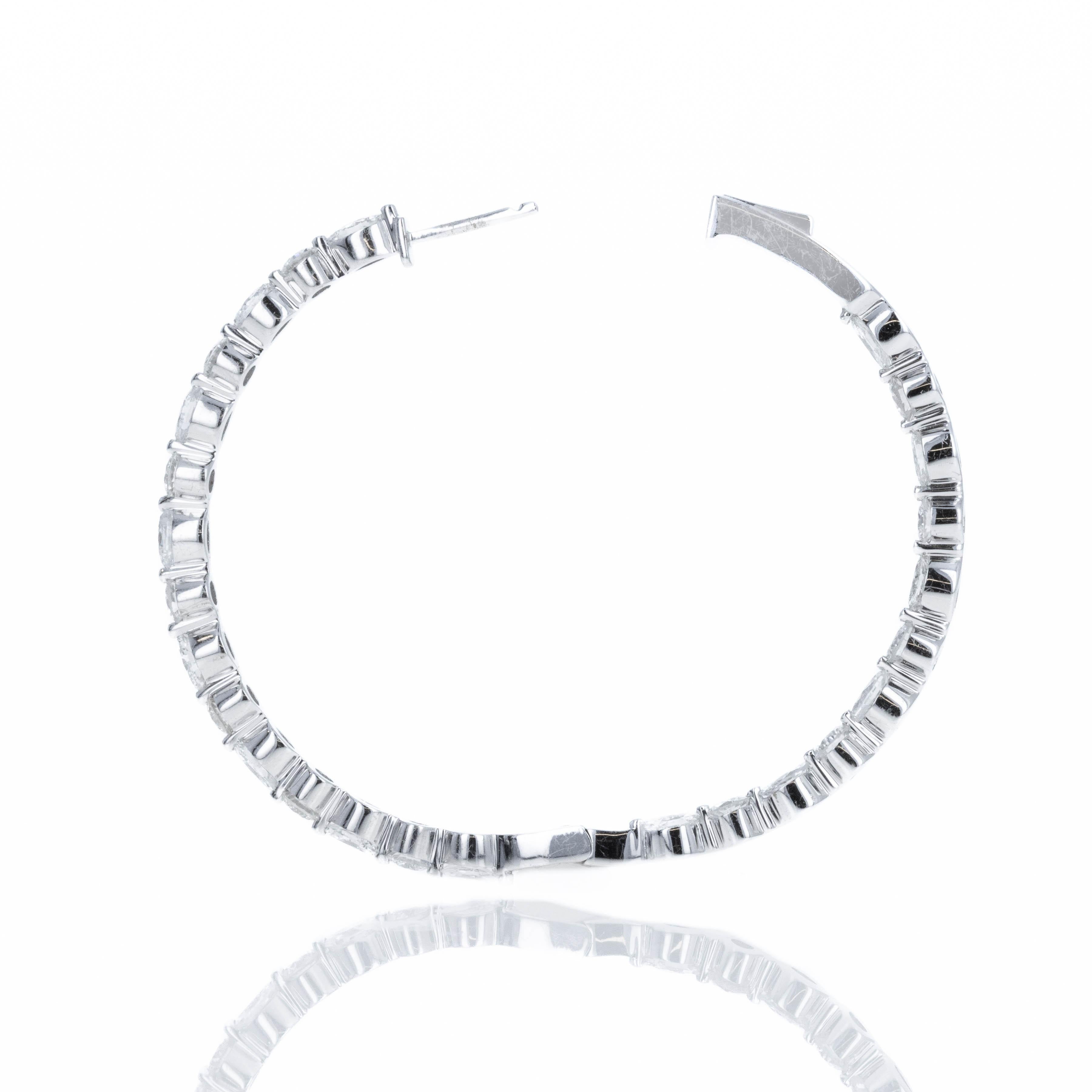 Taglio rotondo Orecchini a cerchio alternati con diamante rotondo in oro bianco 18 carati da 5,61 carati in vendita