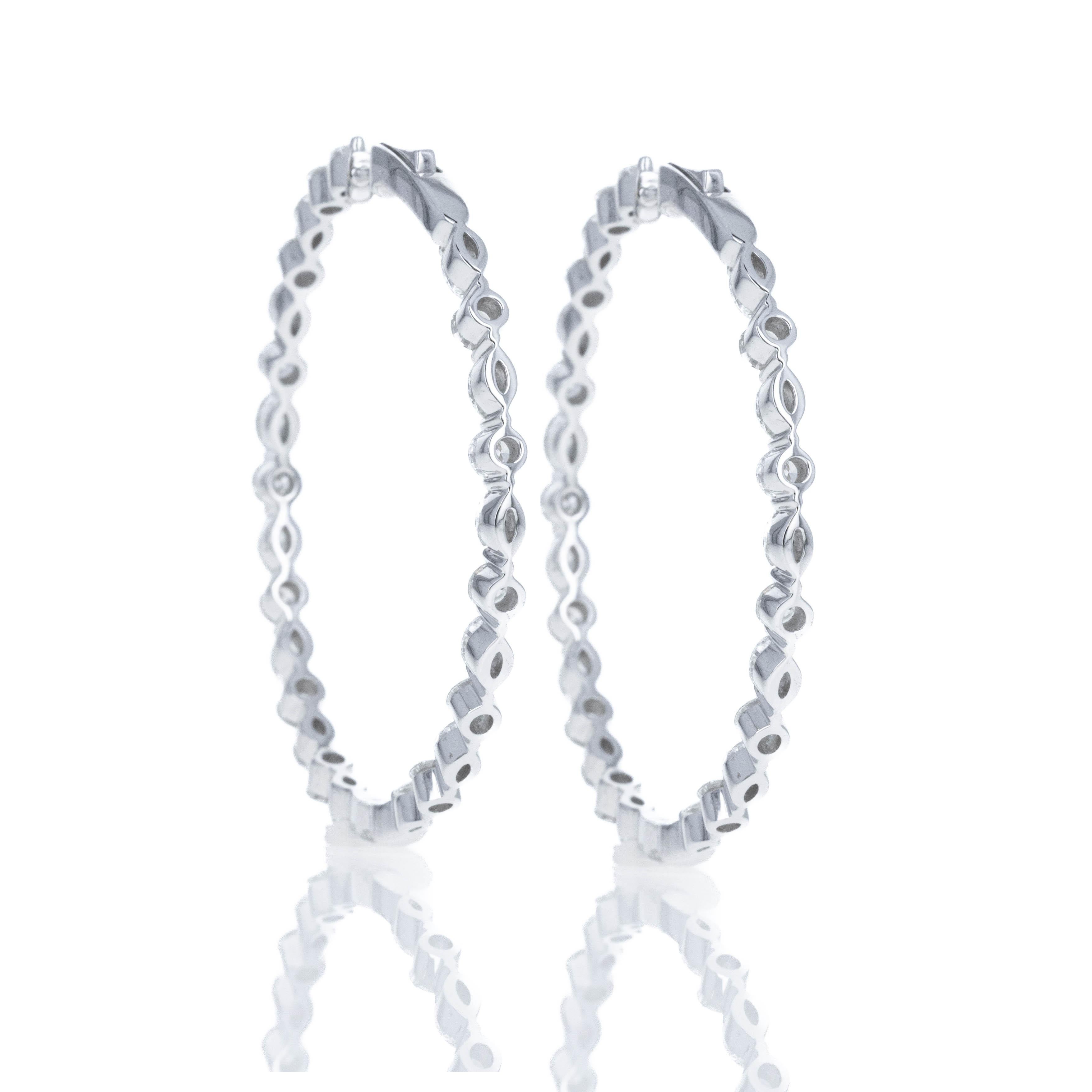 Donna Orecchini a cerchio alternati con diamante rotondo in oro bianco 18 carati da 5,61 carati in vendita