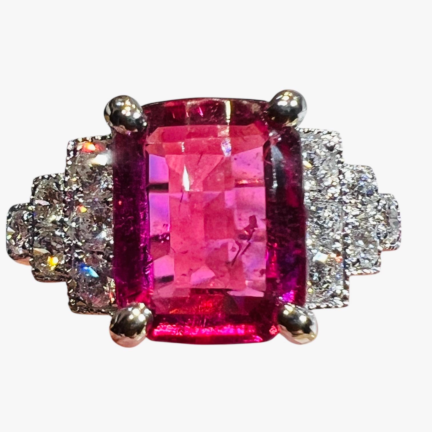 Anello in oro bianco 18K con rubellite e diamanti da 5,90 carati - stile Art Deco (circa 1990) in vendita 4