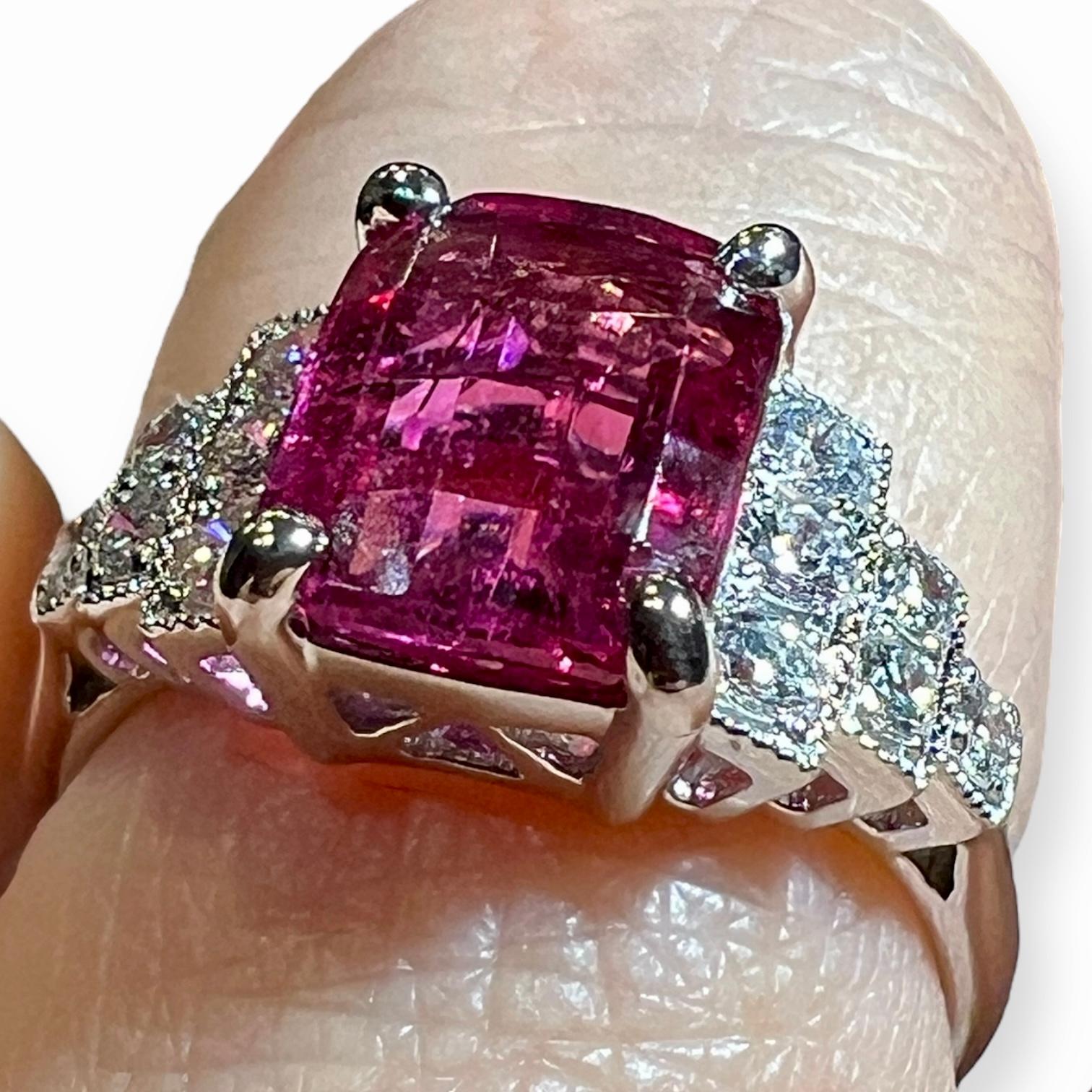 Anello in oro bianco 18K con rubellite e diamanti da 5,90 carati - stile Art Deco (circa 1990) in vendita 5
